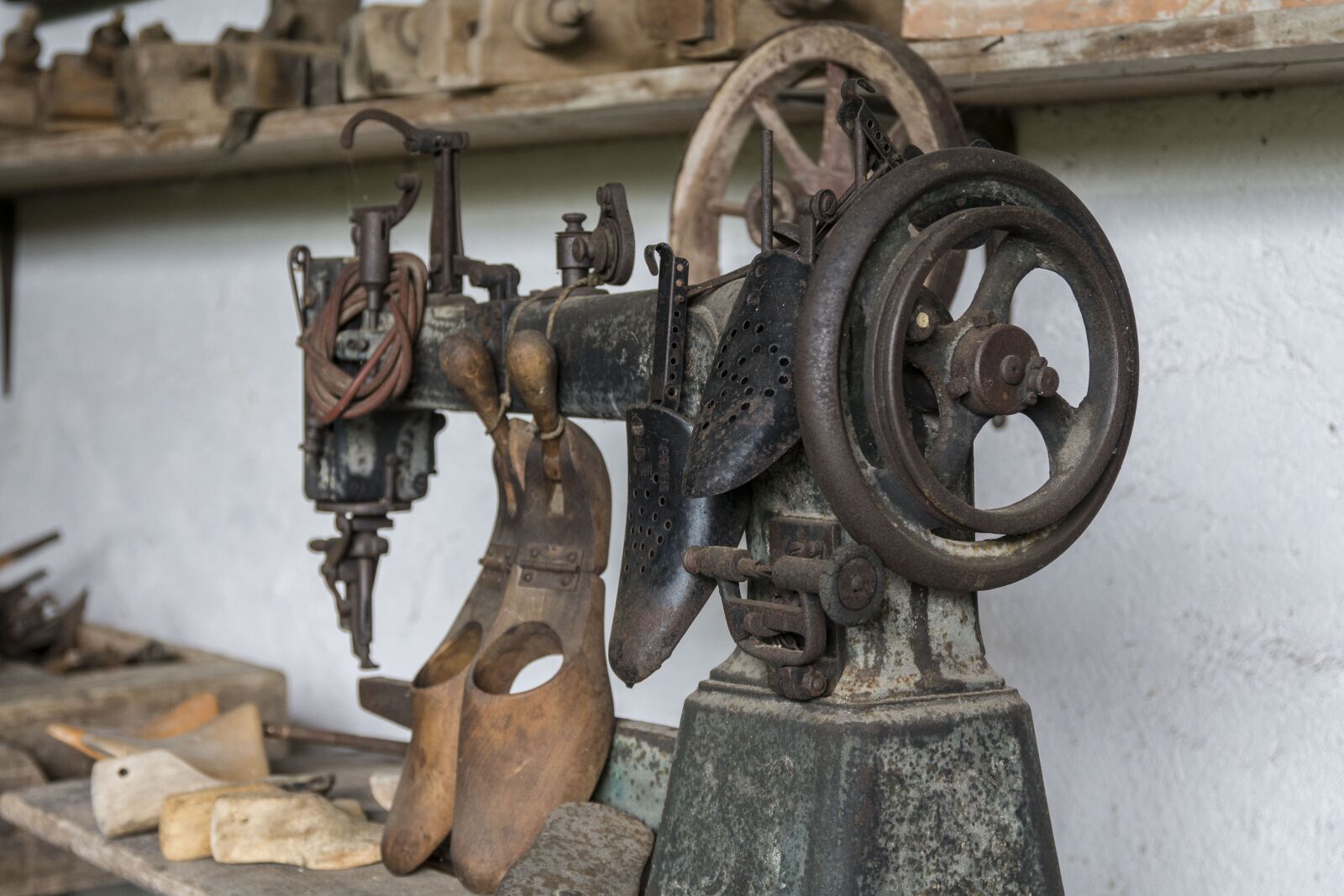 Nikon D7100 sample photo. Sewing machine, leather, old photography