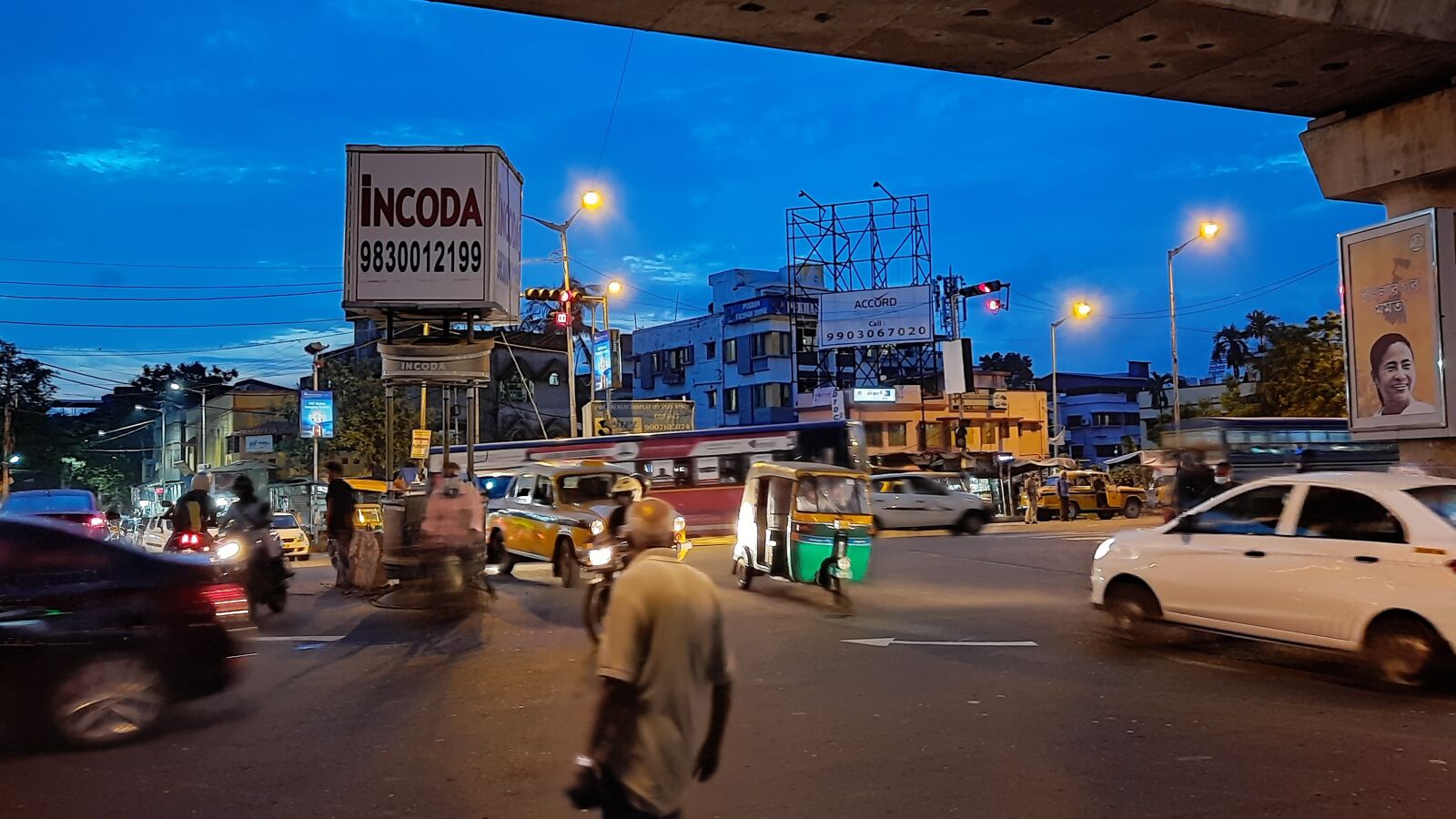Samsung SM-M215F sample photo. Street view, traffic, evening photography