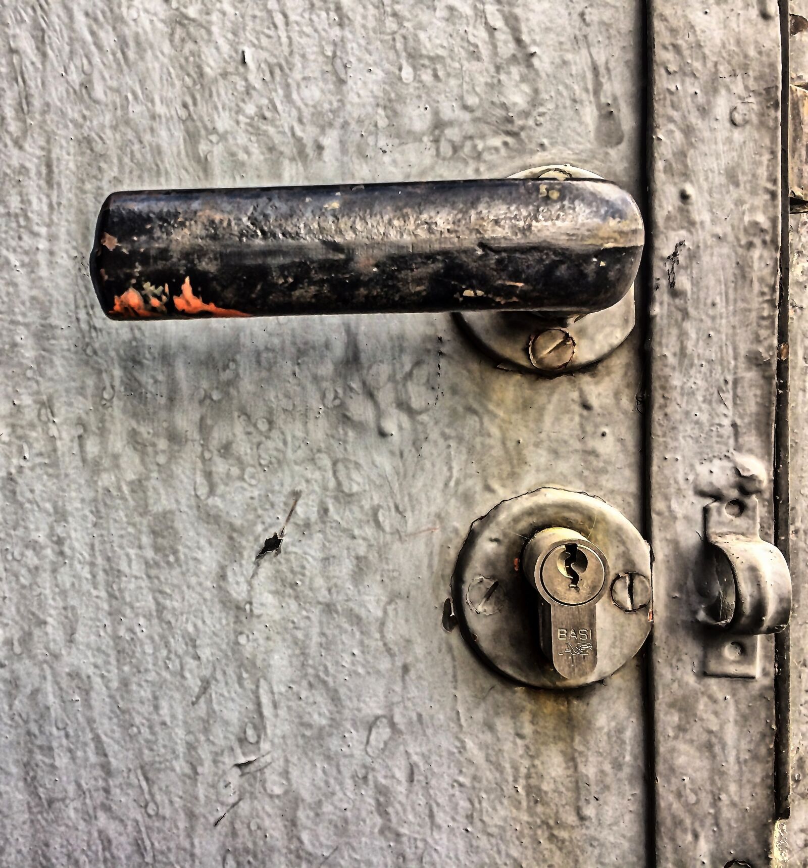 iPhone 5s back camera 4.15mm f/2.2 sample photo. Close, door, handle photography