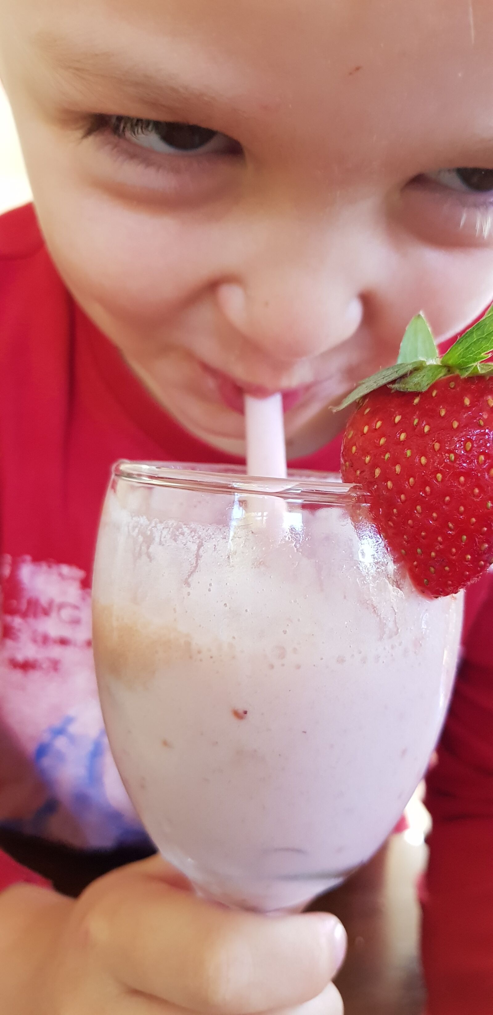 Samsung Galaxy S8 sample photo. Strawberry, smoothie, healthy eating photography