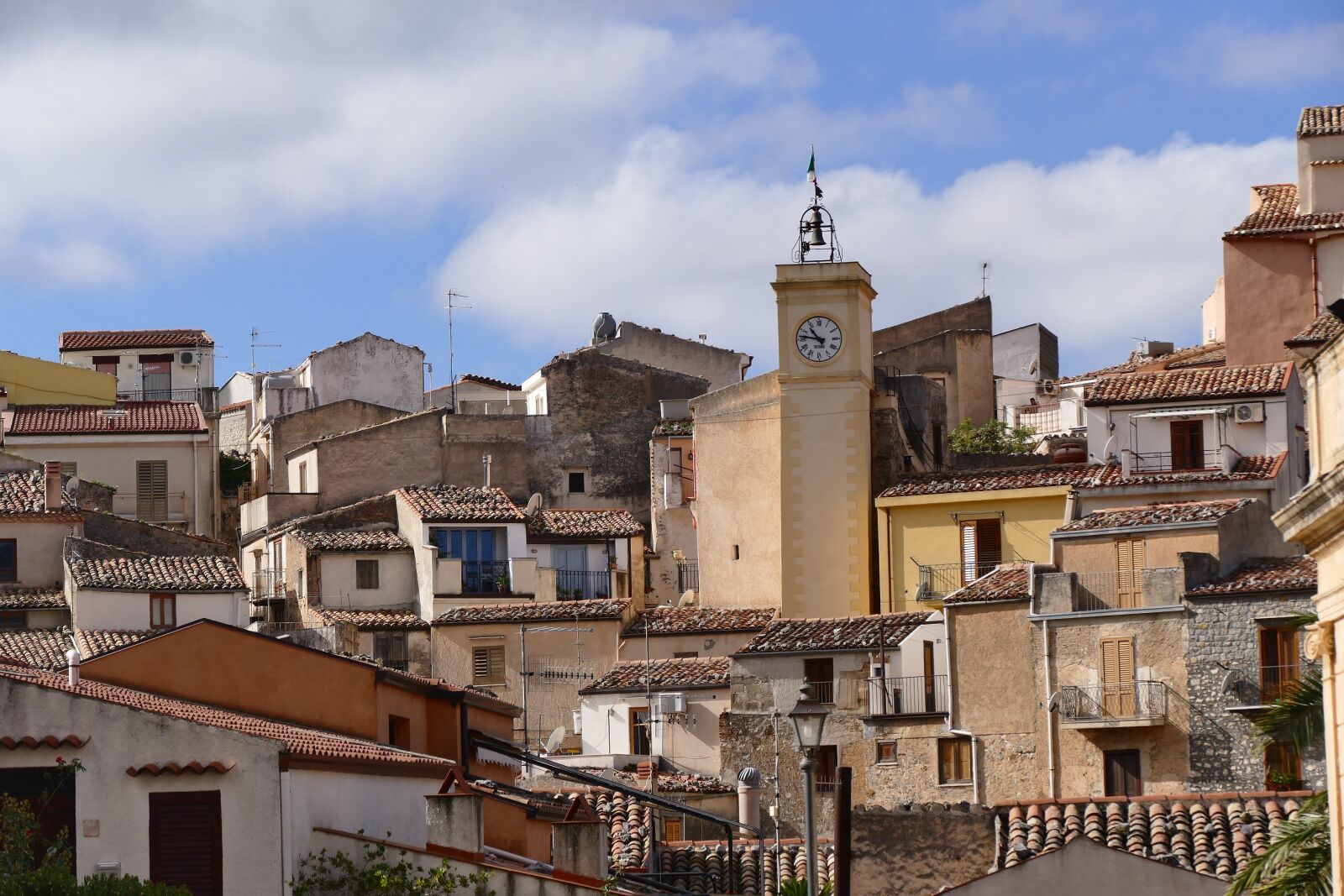 Panasonic Lumix DMC-FZ1000 sample photo. Sicily, village, bergdorf photography
