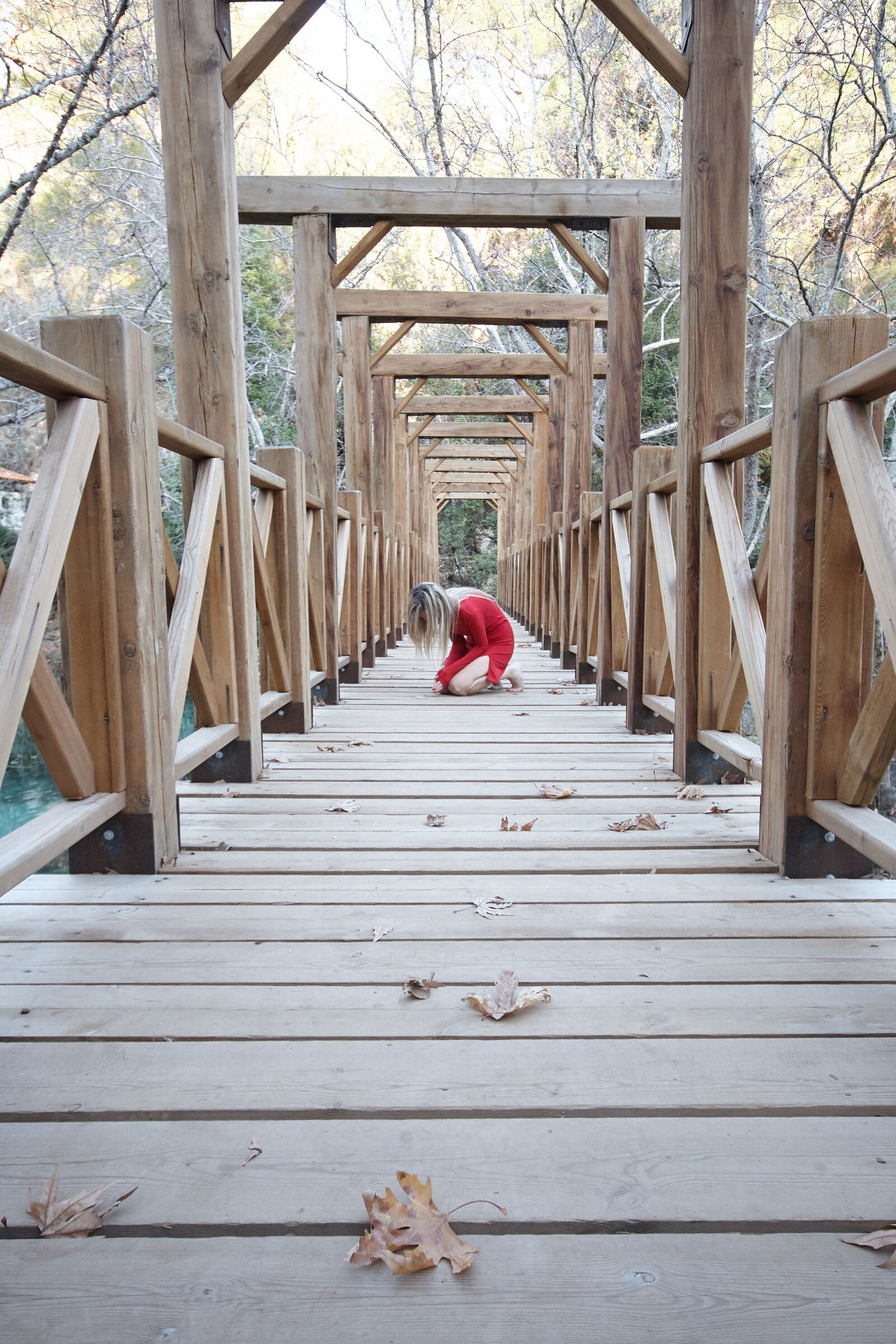 Canon EOS 40D sample photo. Woman, loneliness, stand alone photography