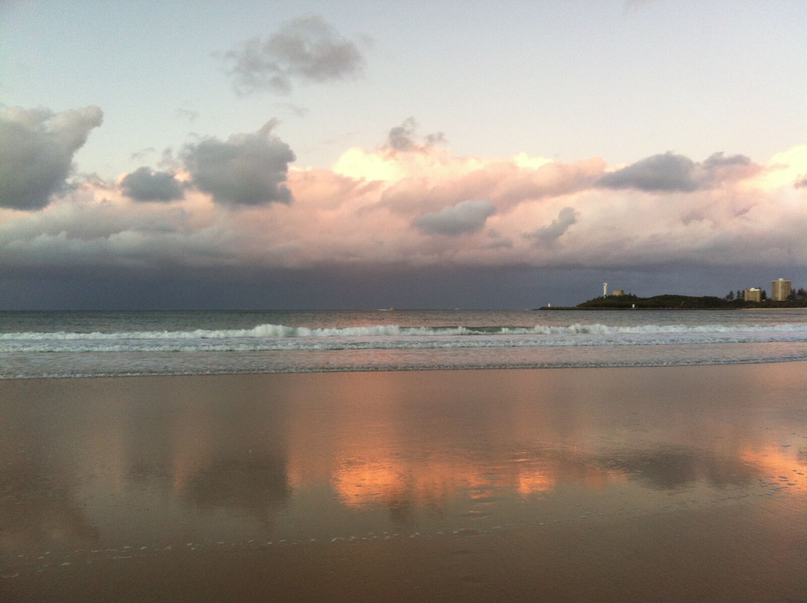 iPhone 4 back camera 3.85mm f/2.8 sample photo. Beach, sunrise photography