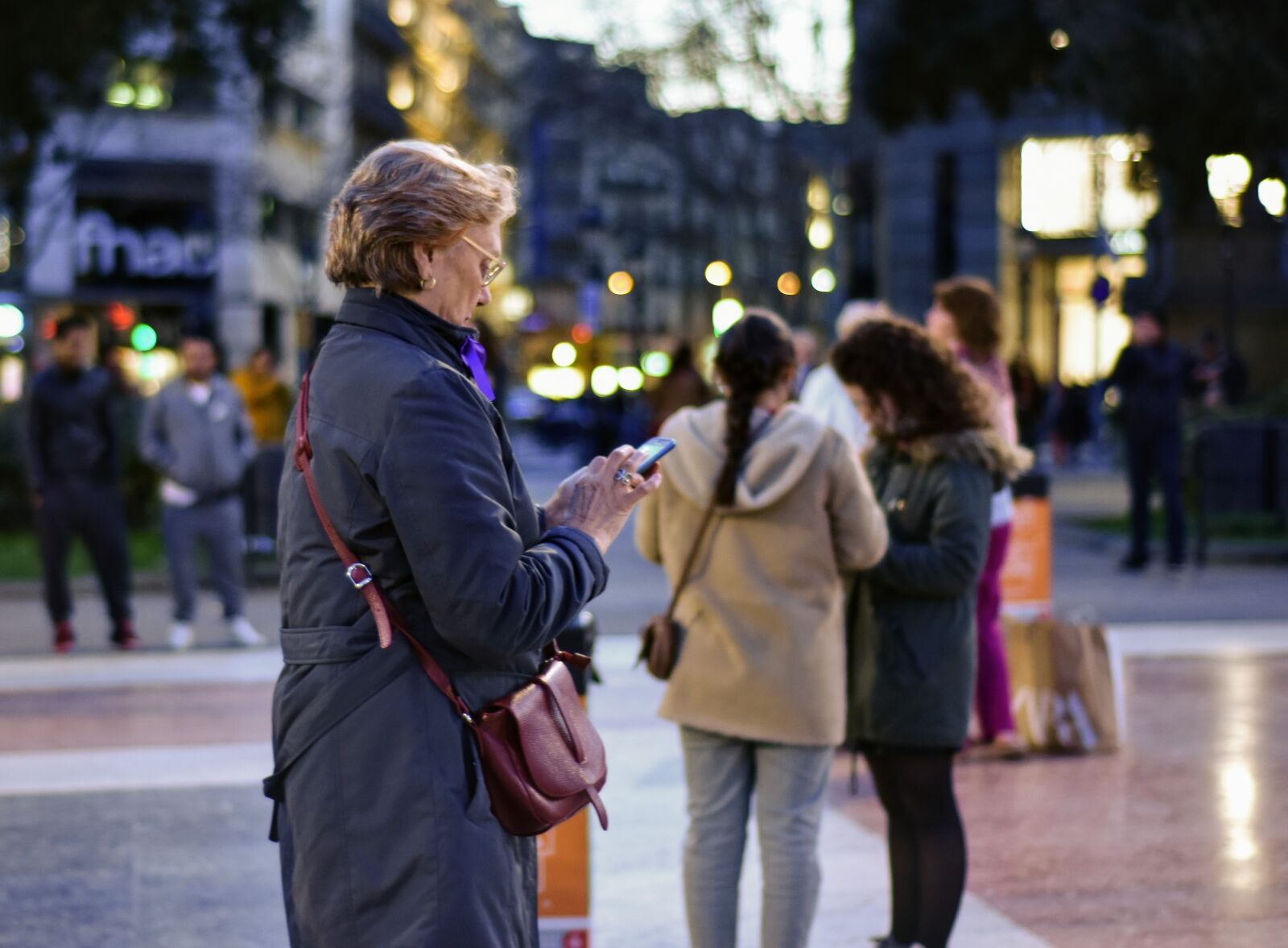 Nikon D7200 sample photo. Woman, texting, women day photography