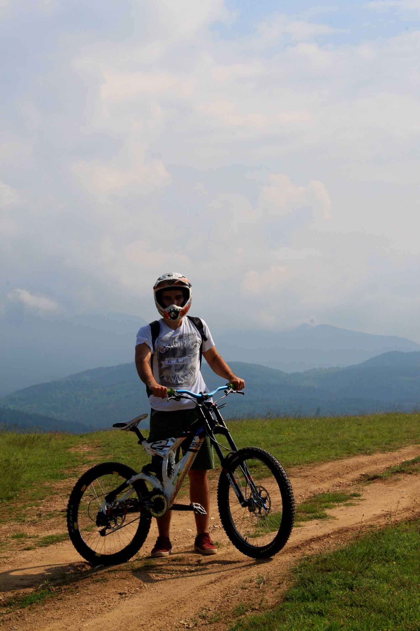 Canon EOS 1100D (EOS Rebel T3 / EOS Kiss X50) sample photo. Downhill, wheel, sky photography