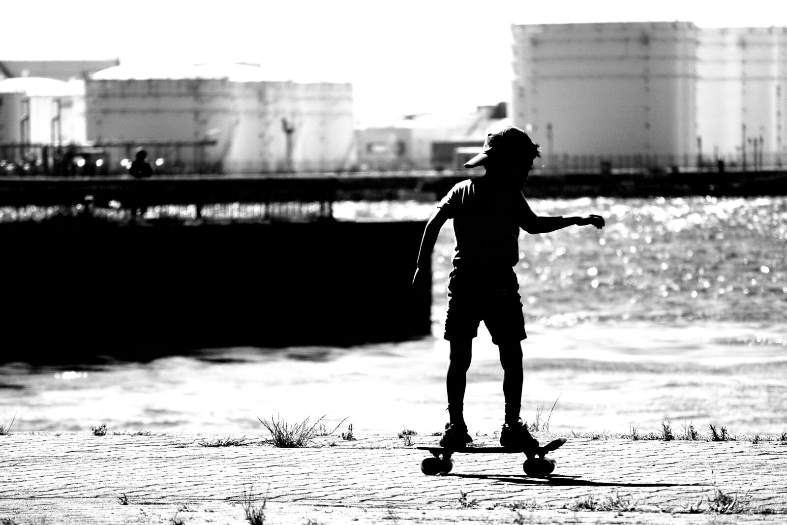 Canon EOS M10 + Canon EF-M 55-200mm F4.5-6.3 IS STM sample photo. Kids, skateboard, sea photography