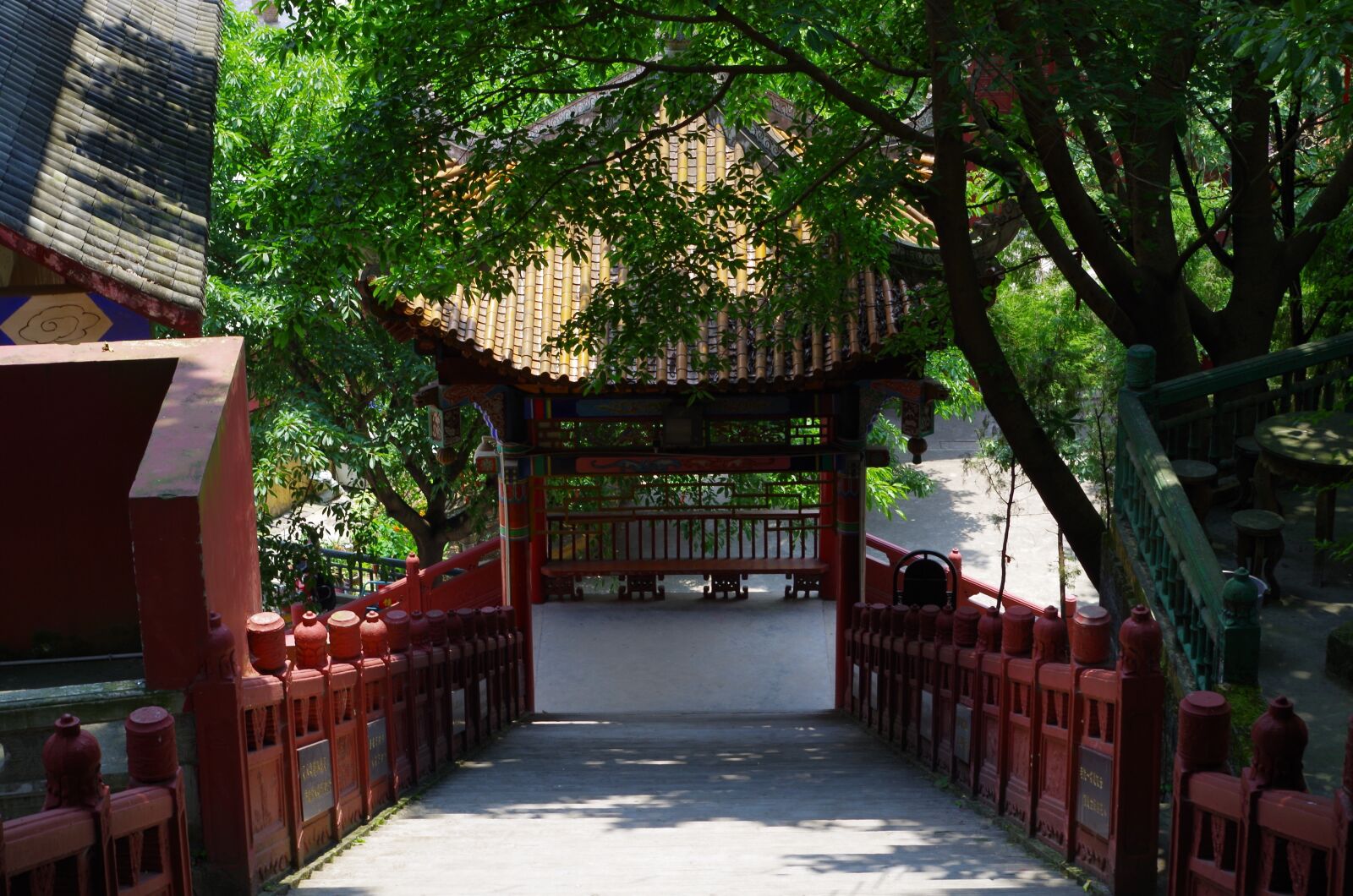 Pentax K-01 sample photo. Temple, railing, kadoba photography