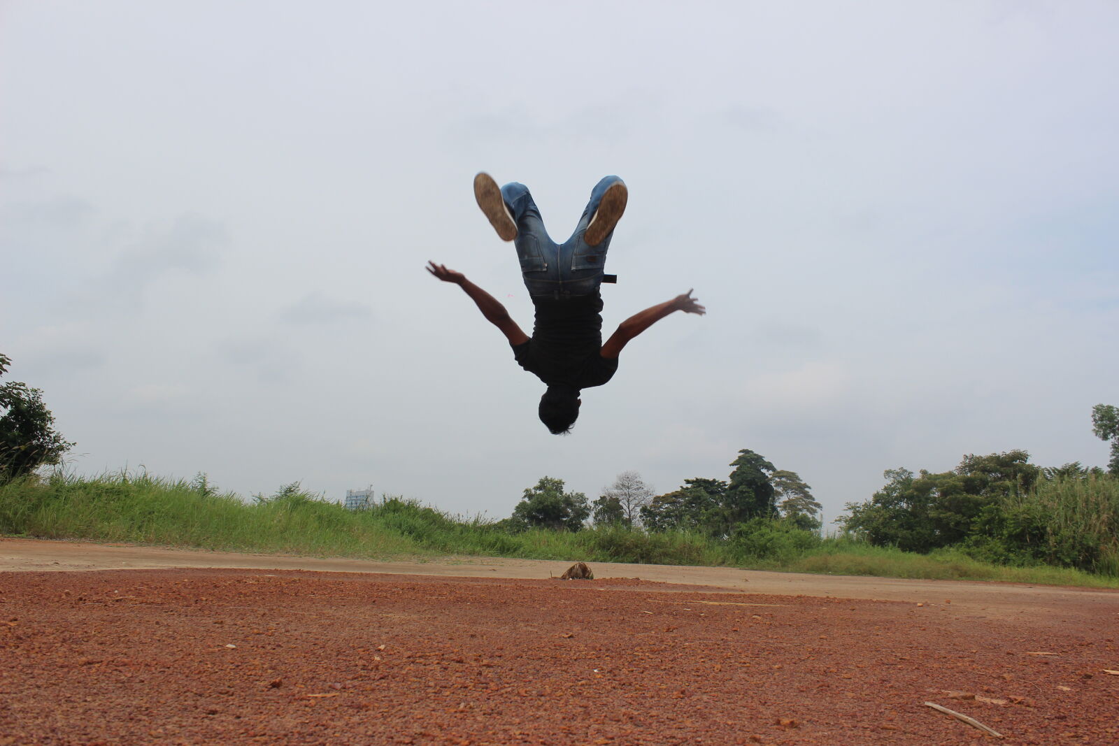 Canon EOS 600D (Rebel EOS T3i / EOS Kiss X5) sample photo. Man, jumping, against, sky photography