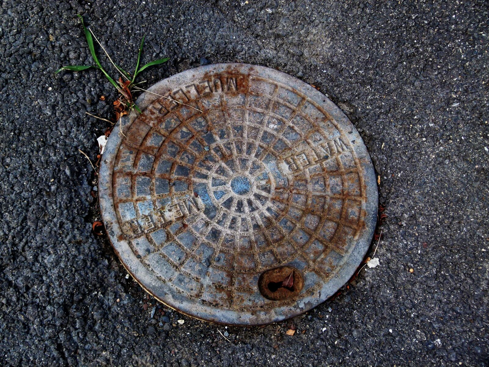 Panasonic Lumix DMC-FZ100 sample photo. Manhole cover, manhole, street photography