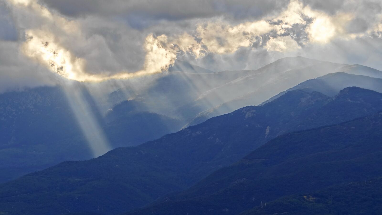 Sony Cyber-shot DSC-HX100V sample photo. Ray of light, mountains photography