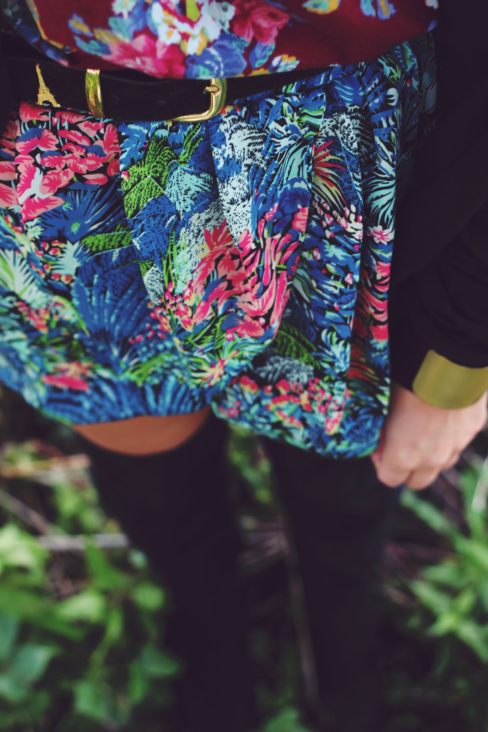 Canon EOS 600D (Rebel EOS T3i / EOS Kiss X5) + Canon EF 50mm F1.8 II sample photo. Colorful, fabric, skirt photography