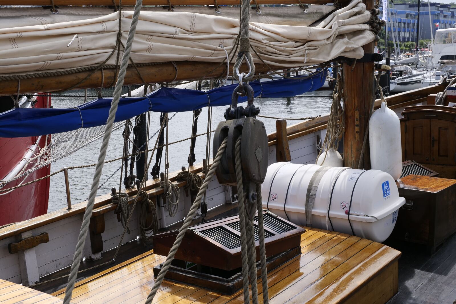 Panasonic Lumix DC-G9 sample photo. Shipping, traditional sailer, old photography