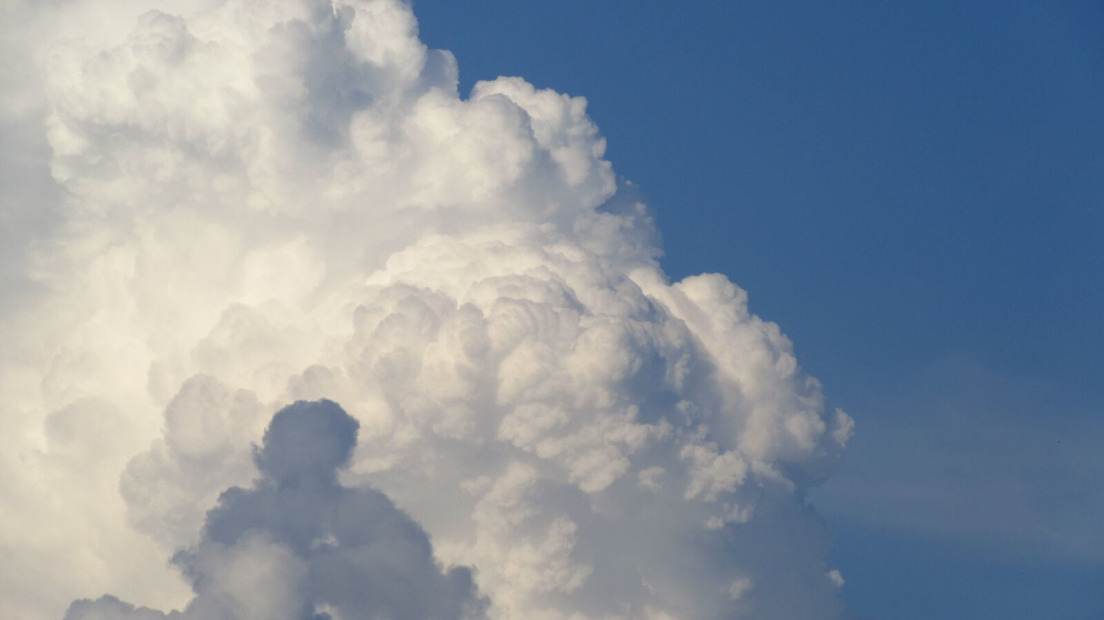 Canon PowerShot SX610 HS sample photo. Clouds, sky, blue photography