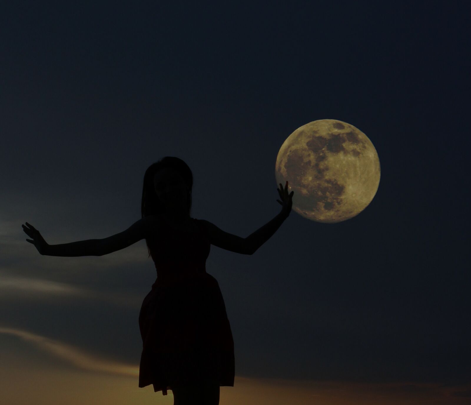 Canon EOS 700D (EOS Rebel T5i / EOS Kiss X7i) sample photo. Girl, full moon, play photography