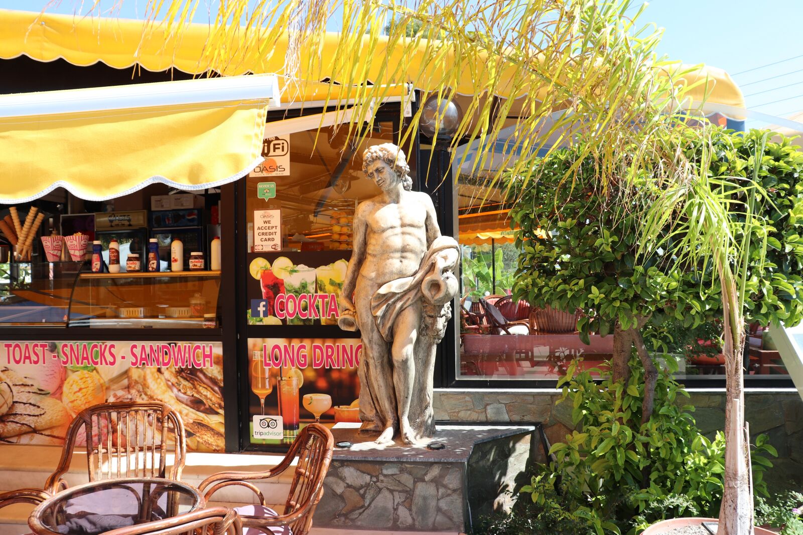 Canon EOS 200D (EOS Rebel SL2 / EOS Kiss X9) sample photo. The statue of, bar photography