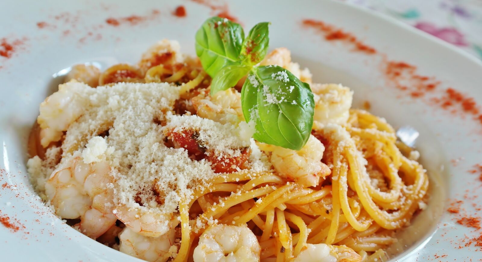 Samsung NX20 sample photo. Spaghetti, noodles, tomatoes photography
