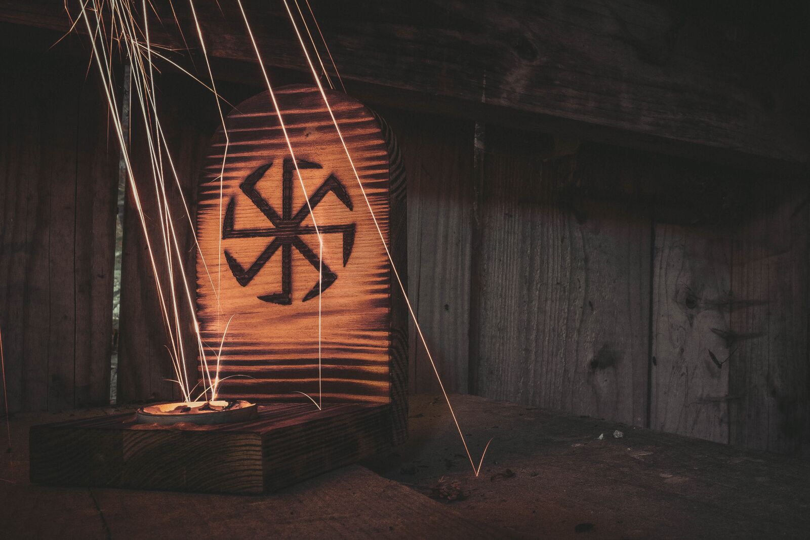Sony a6400 + Sigma 16mm F1.4 DC DN | C sample photo. Bushcraft, forest, blade photography