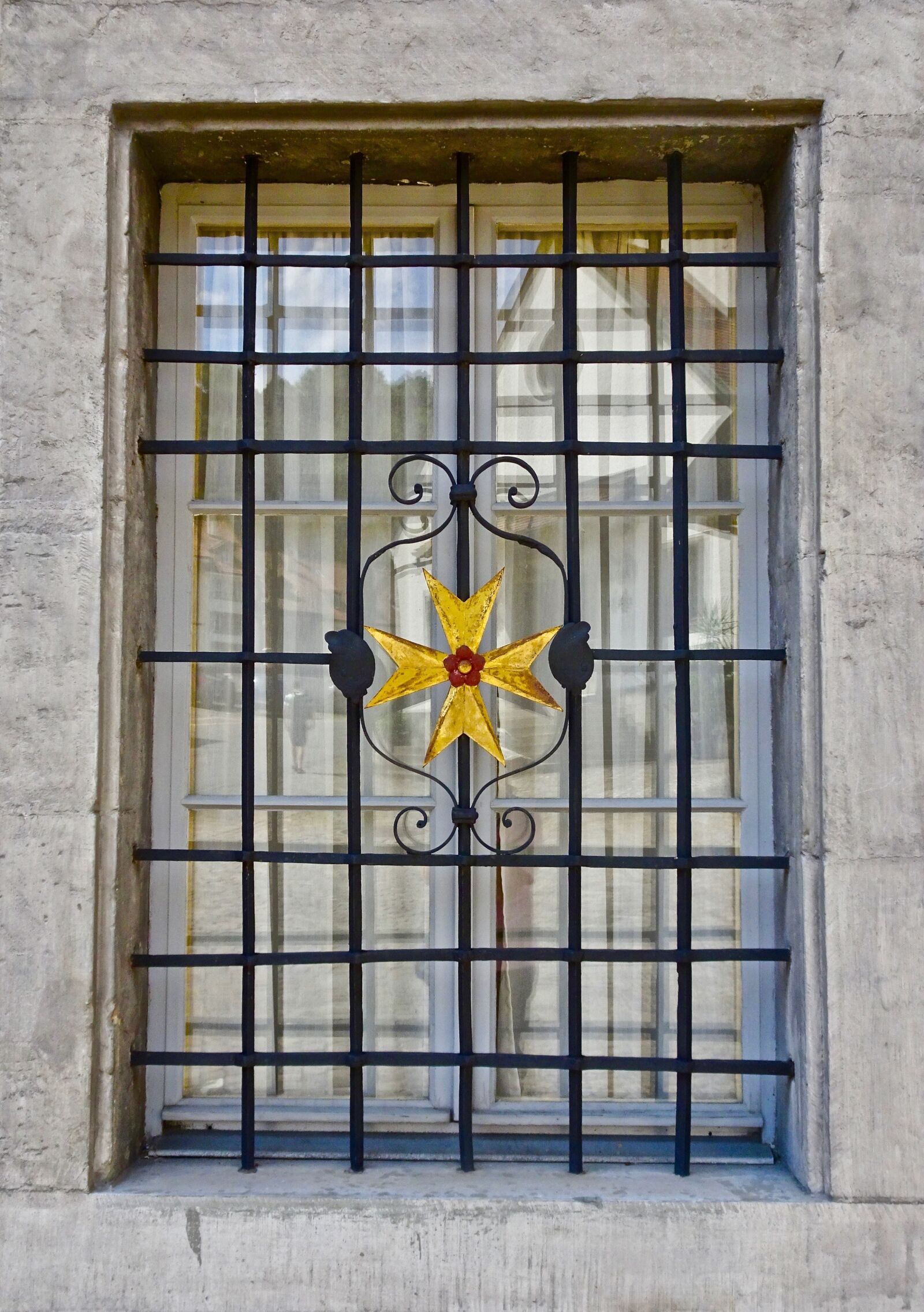 Sony Cyber-shot DSC-HX90V sample photo. Decoration, window, bars photography