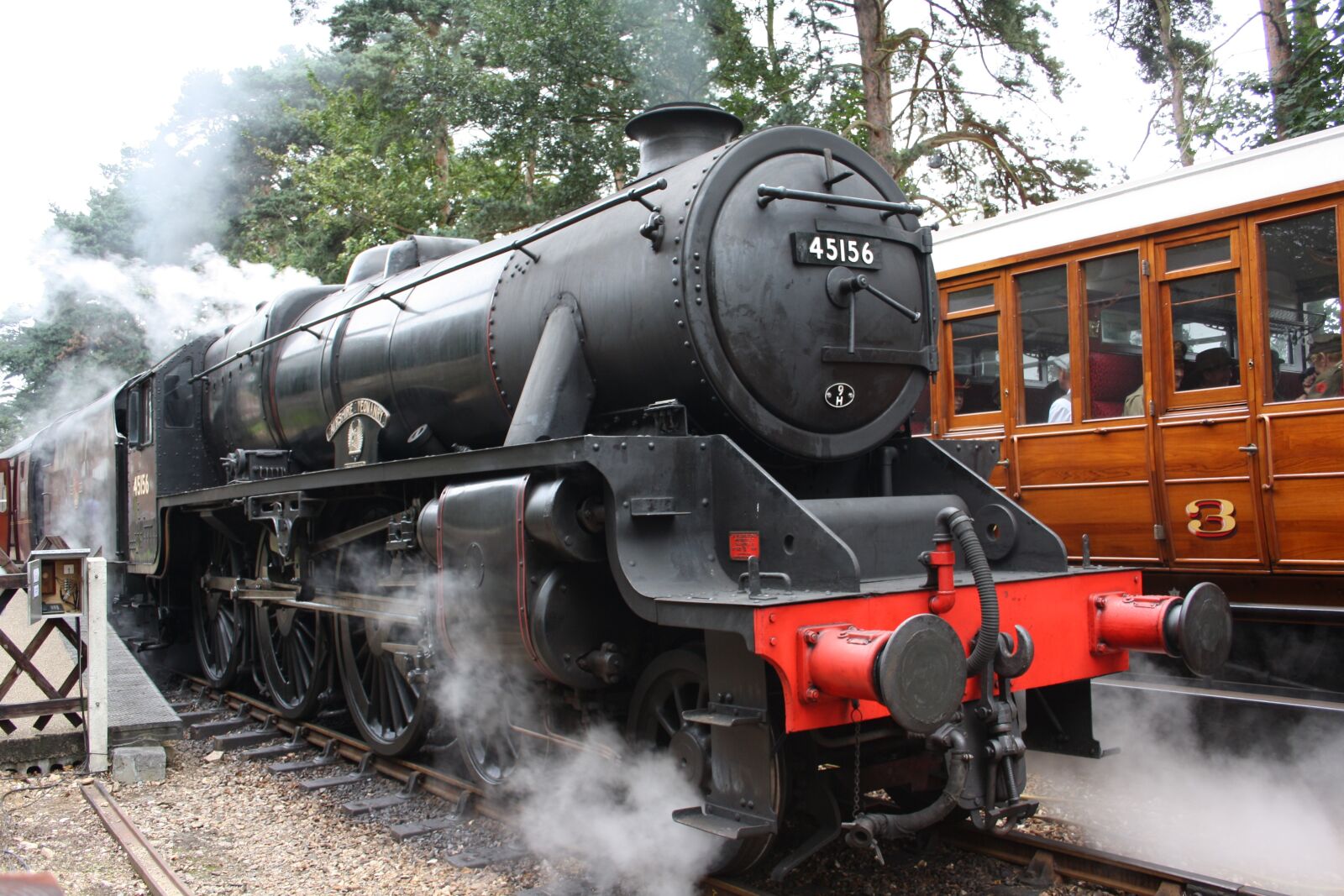 Canon EOS 1000D (EOS Digital Rebel XS / EOS Kiss F) sample photo. Train, railroad track, engine photography