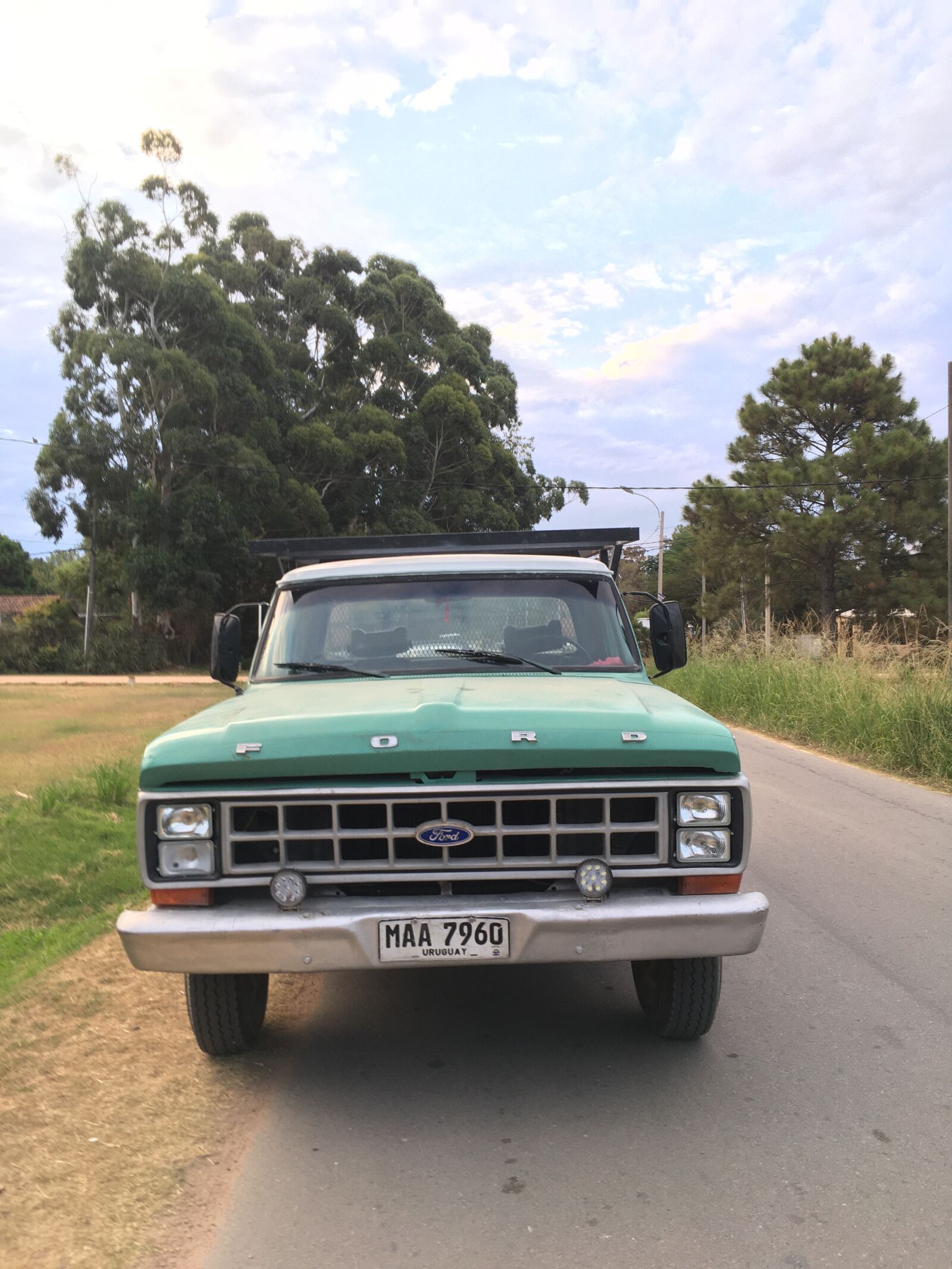 iPhone SE back camera 4.15mm f/2.2 sample photo. Car, ford, old photography