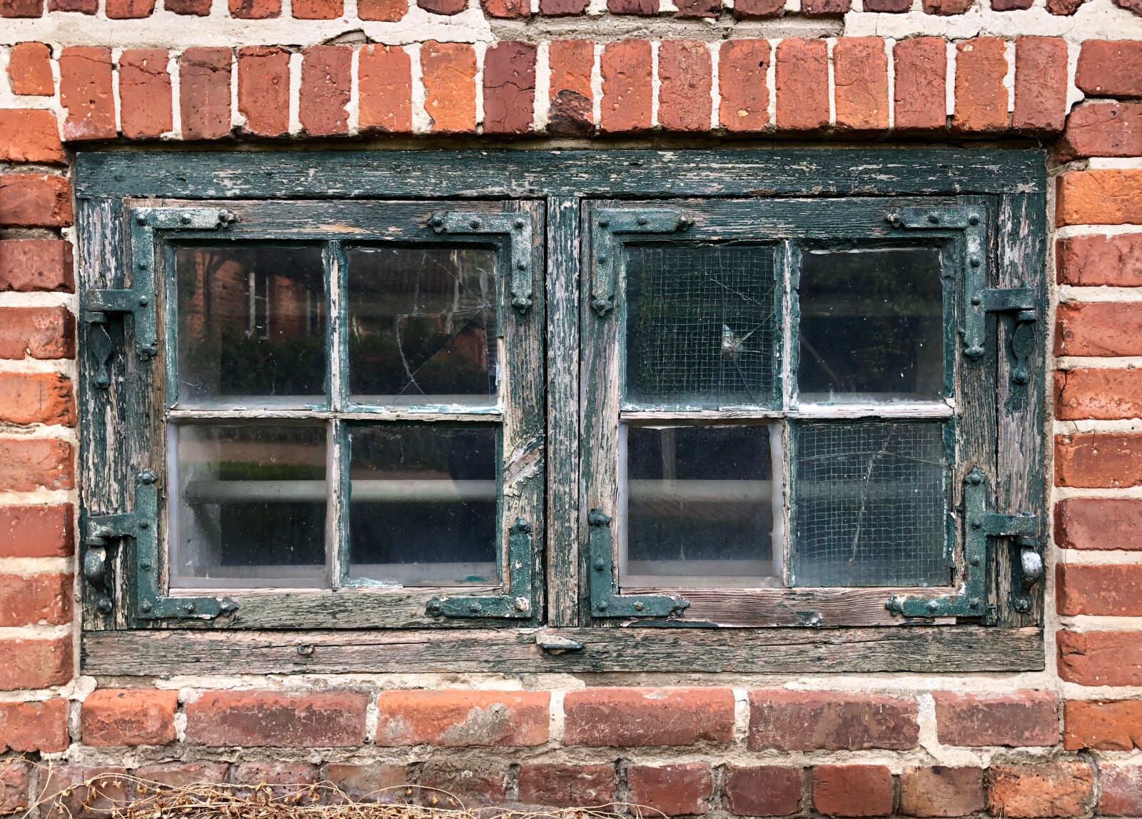 iPhone X back dual camera 4mm f/1.8 sample photo. Window, brick, facade photography