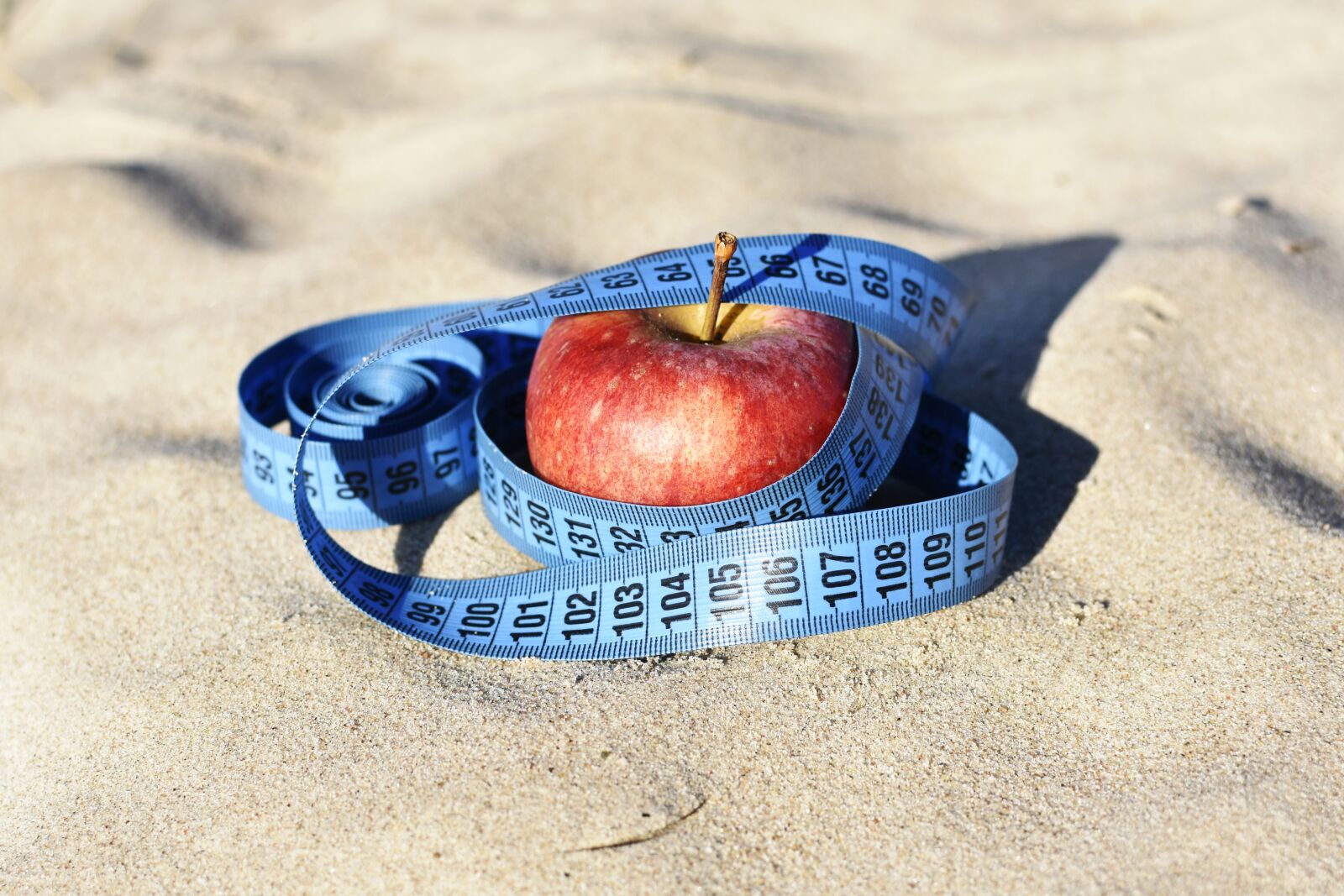 Nikon D7200 sample photo. Red apple, measure, diet photography