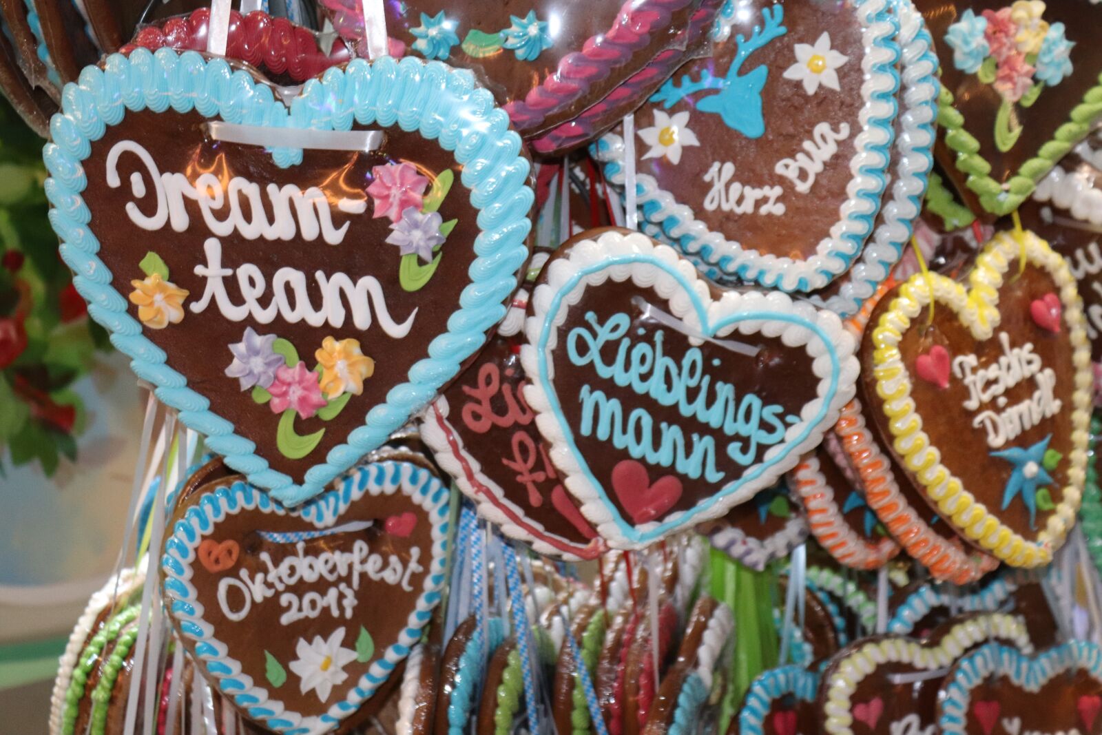 Canon EOS 200D (EOS Rebel SL2 / EOS Kiss X9) sample photo. Oktoberfest, heart, gingerbread heart photography