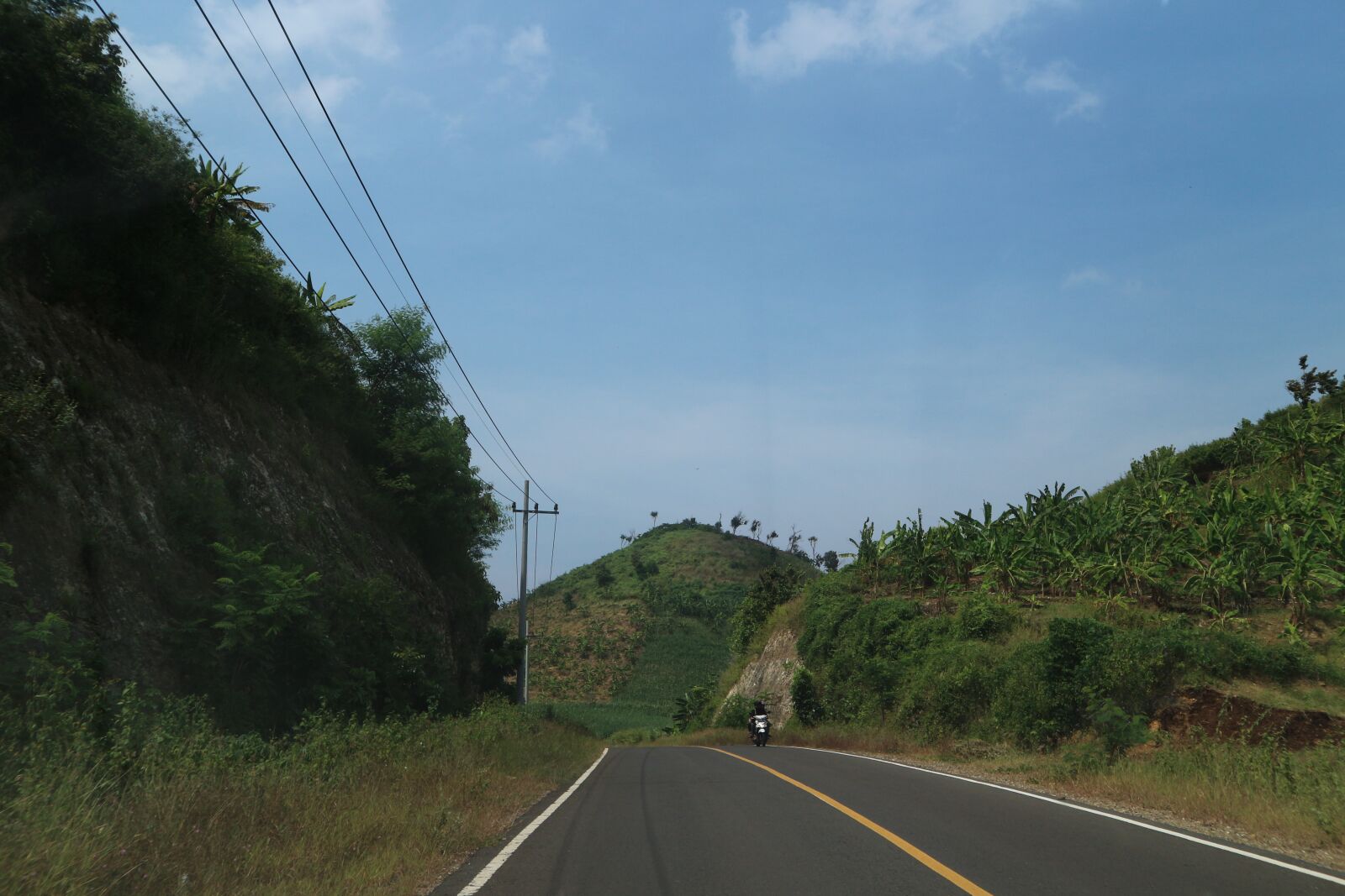 Canon EF-M 15-45mm F3.5-6.3 IS STM sample photo. Road, traveling, travel photography