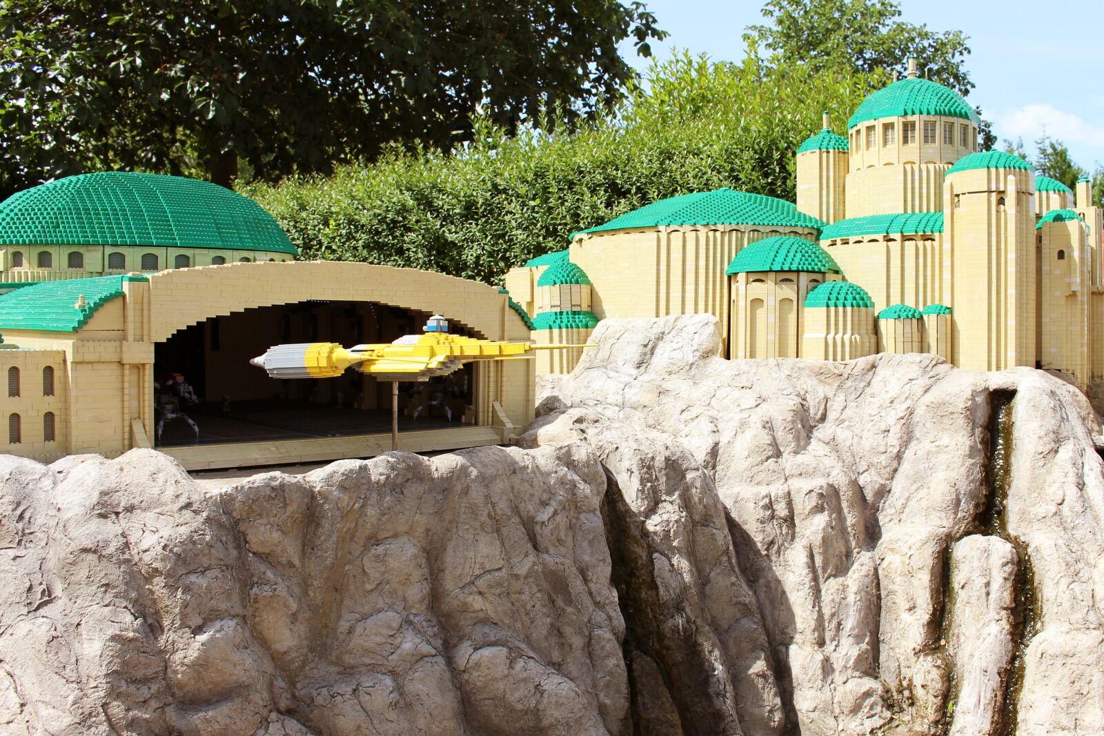 Canon EOS 100D (EOS Rebel SL1 / EOS Kiss X7) sample photo. Lego, legoland, build photography