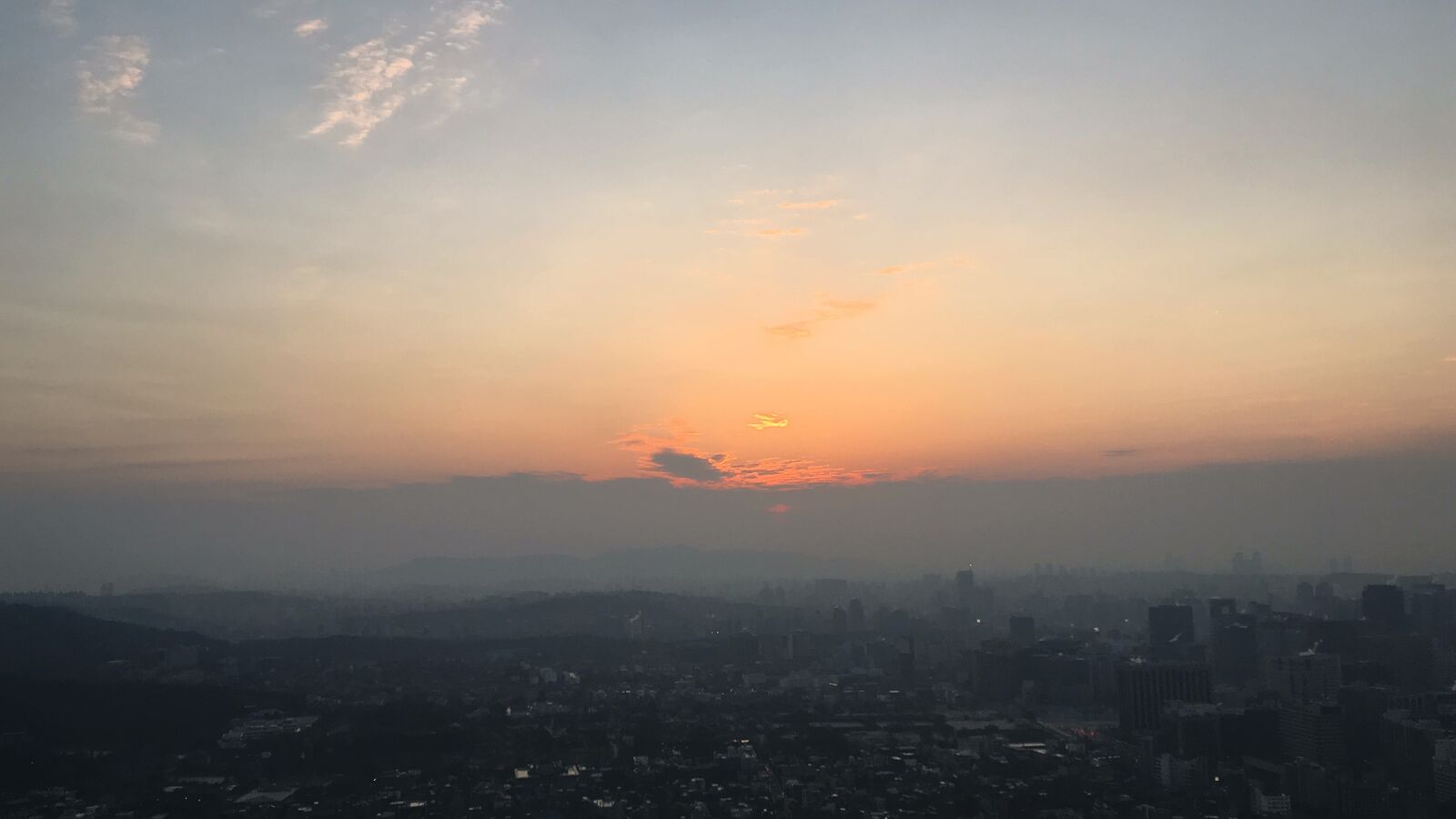 iPhone SE back camera 4.15mm f/2.2 sample photo. Seoul, sunset, city photography
