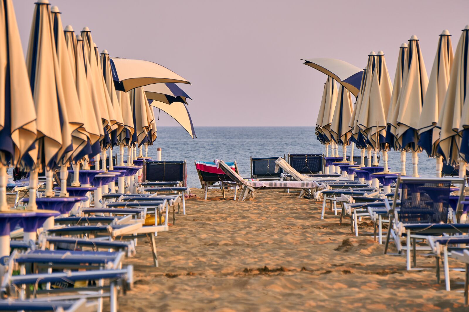 Sony E 55-210mm F4.5-6.3 OSS sample photo. Beach, concerns, parasols photography