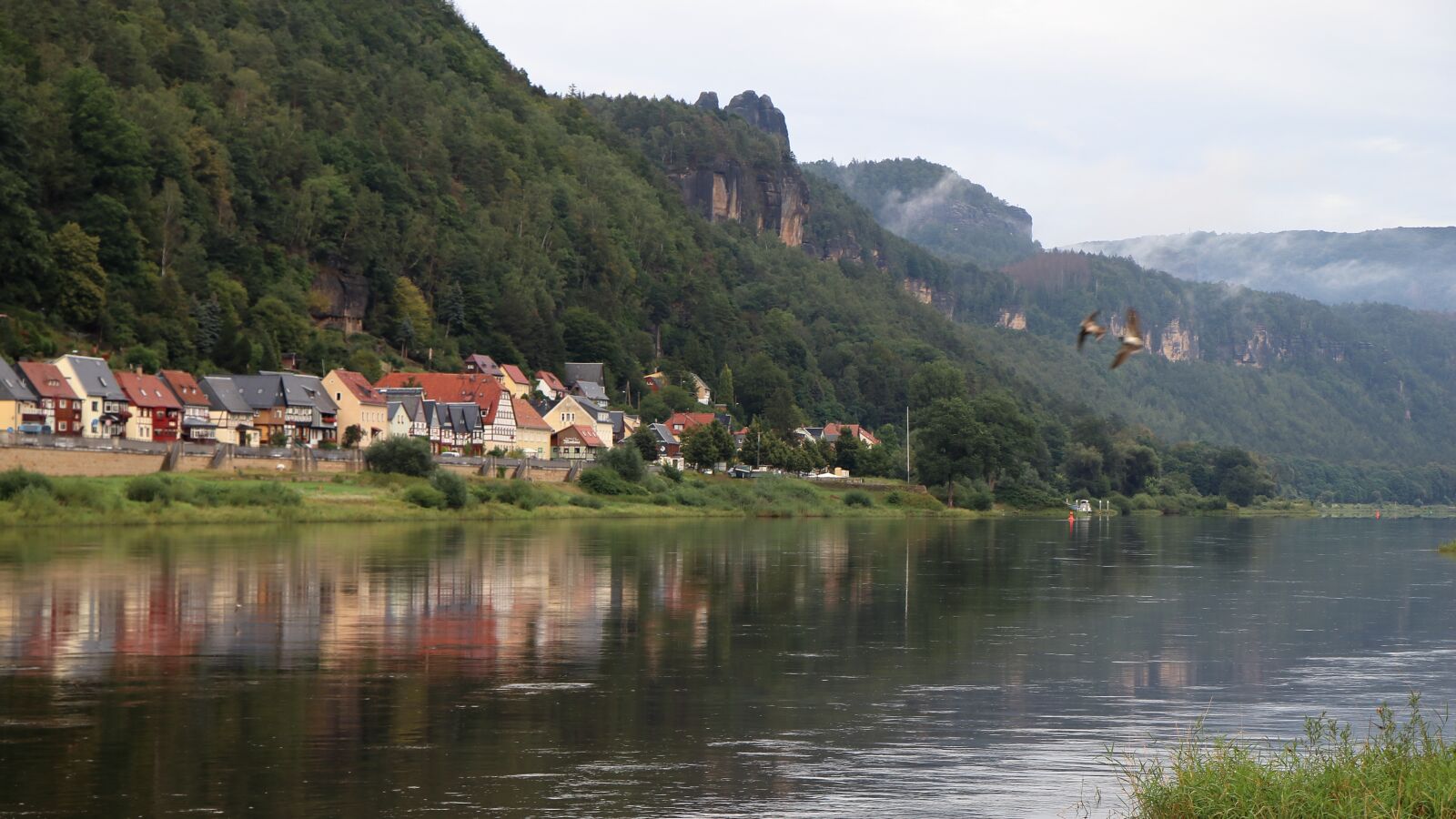 Canon EOS 77D (EOS 9000D / EOS 770D) + Canon EF-S 18-135mm F3.5-5.6 IS USM sample photo. Houses, river, coast photography