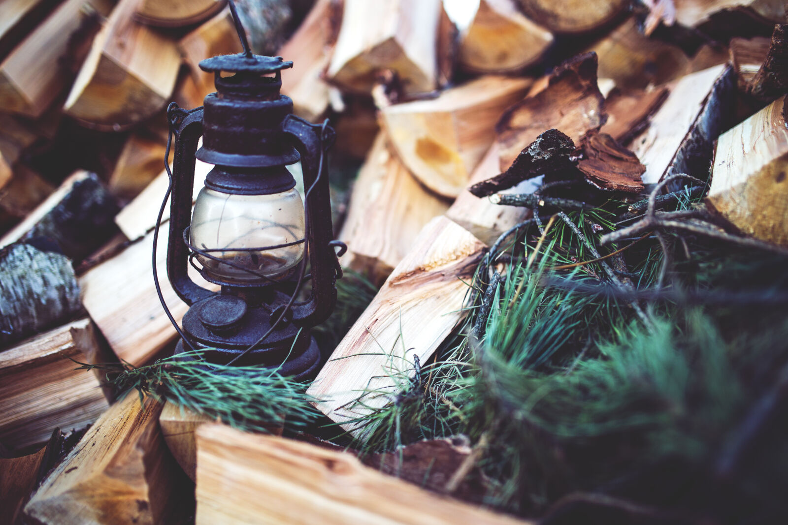 Canon EOS 6D + Sigma 35mm F1.4 DG HSM Art sample photo. Kerosene, lamp, on, the photography