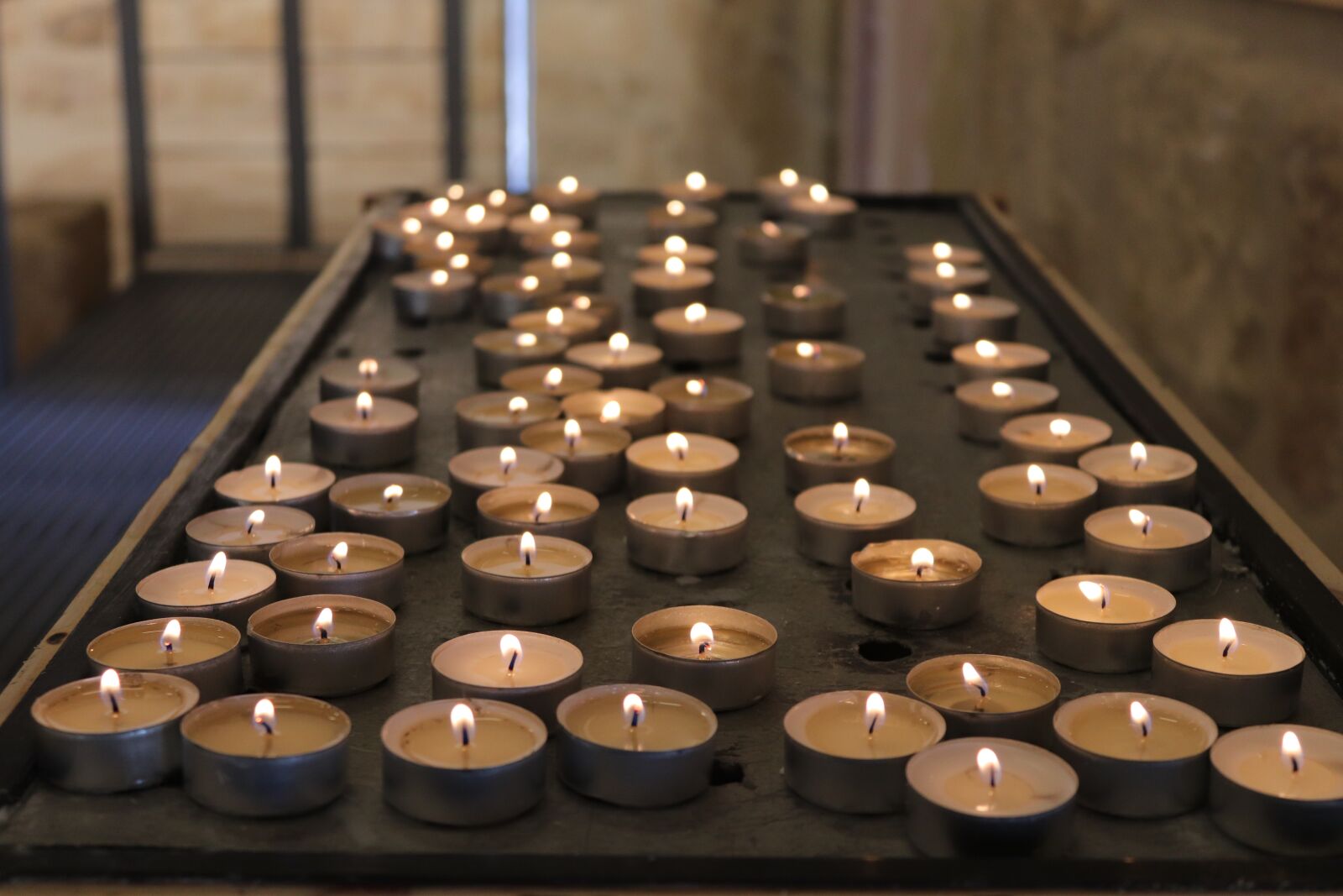 Canon EOS 200D (EOS Rebel SL2 / EOS Kiss X9) sample photo. Candles, church, nebo photography