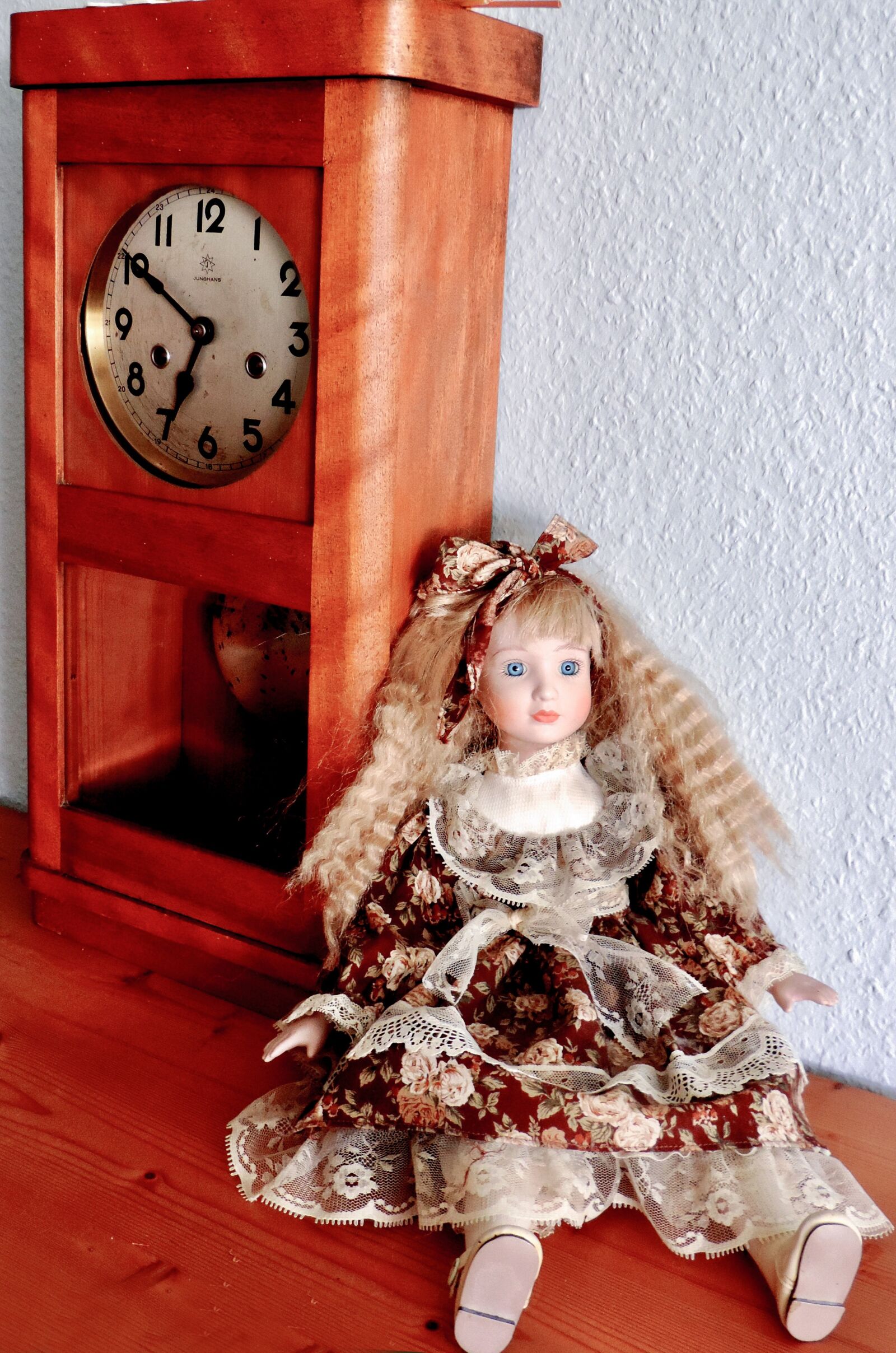 Nikon Coolpix P520 sample photo. Clock, doll, time photography