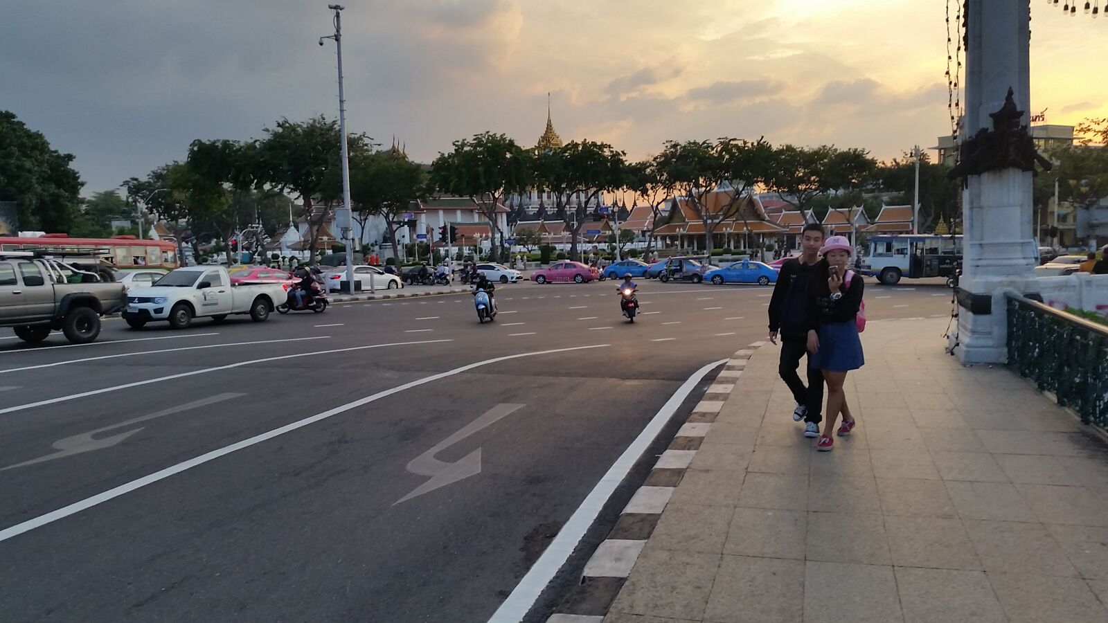 Samsung Galaxy S5 sample photo. Bangkok, couple, sunset, thailand photography