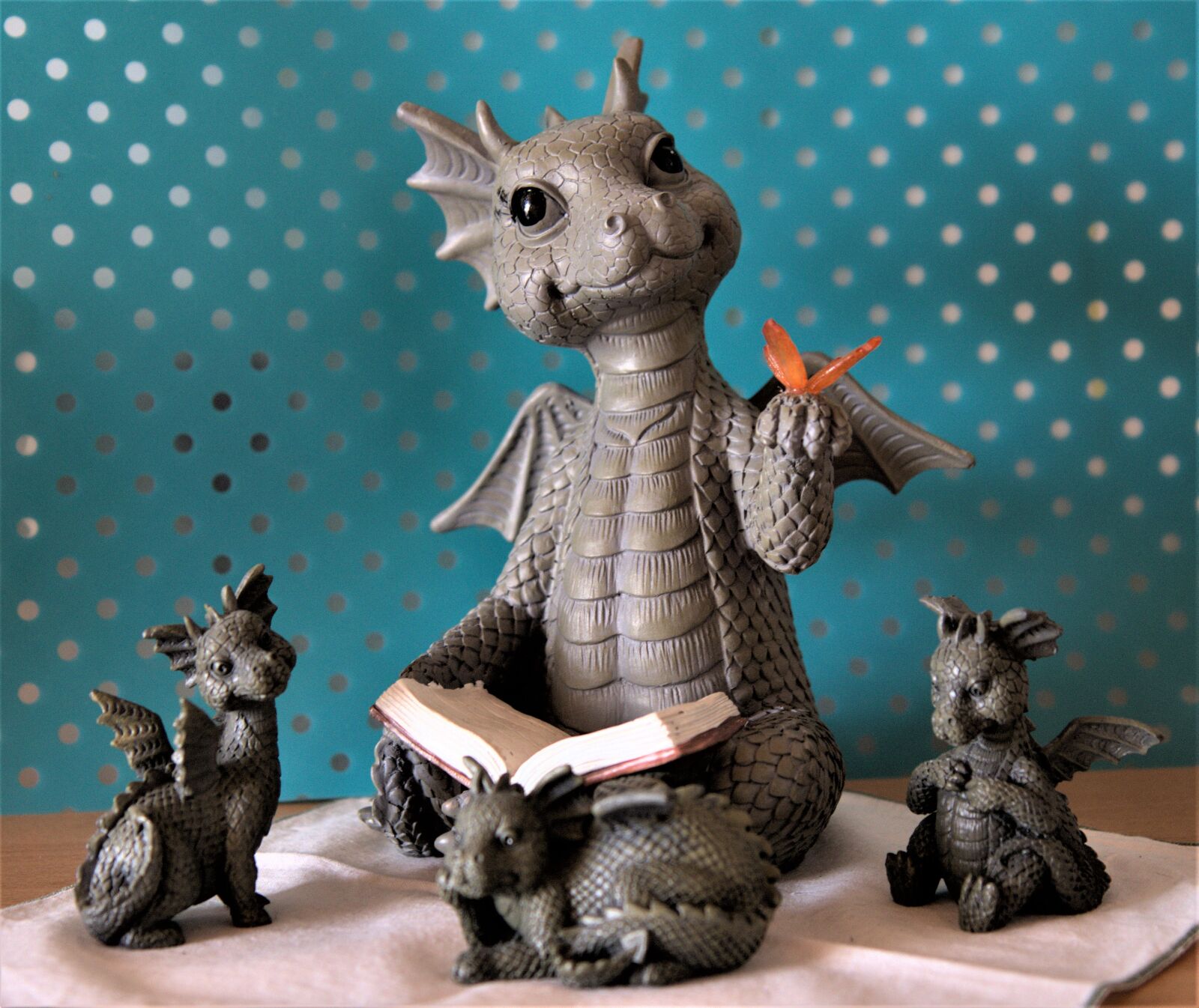 Canon EOS 80D sample photo. Dragon family read, scale photography