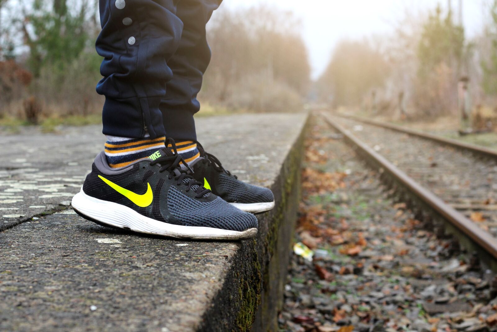 Canon EOS 700D (EOS Rebel T5i / EOS Kiss X7i) + Canon EF 50mm F1.8 STM sample photo. Human, legs, feet photography