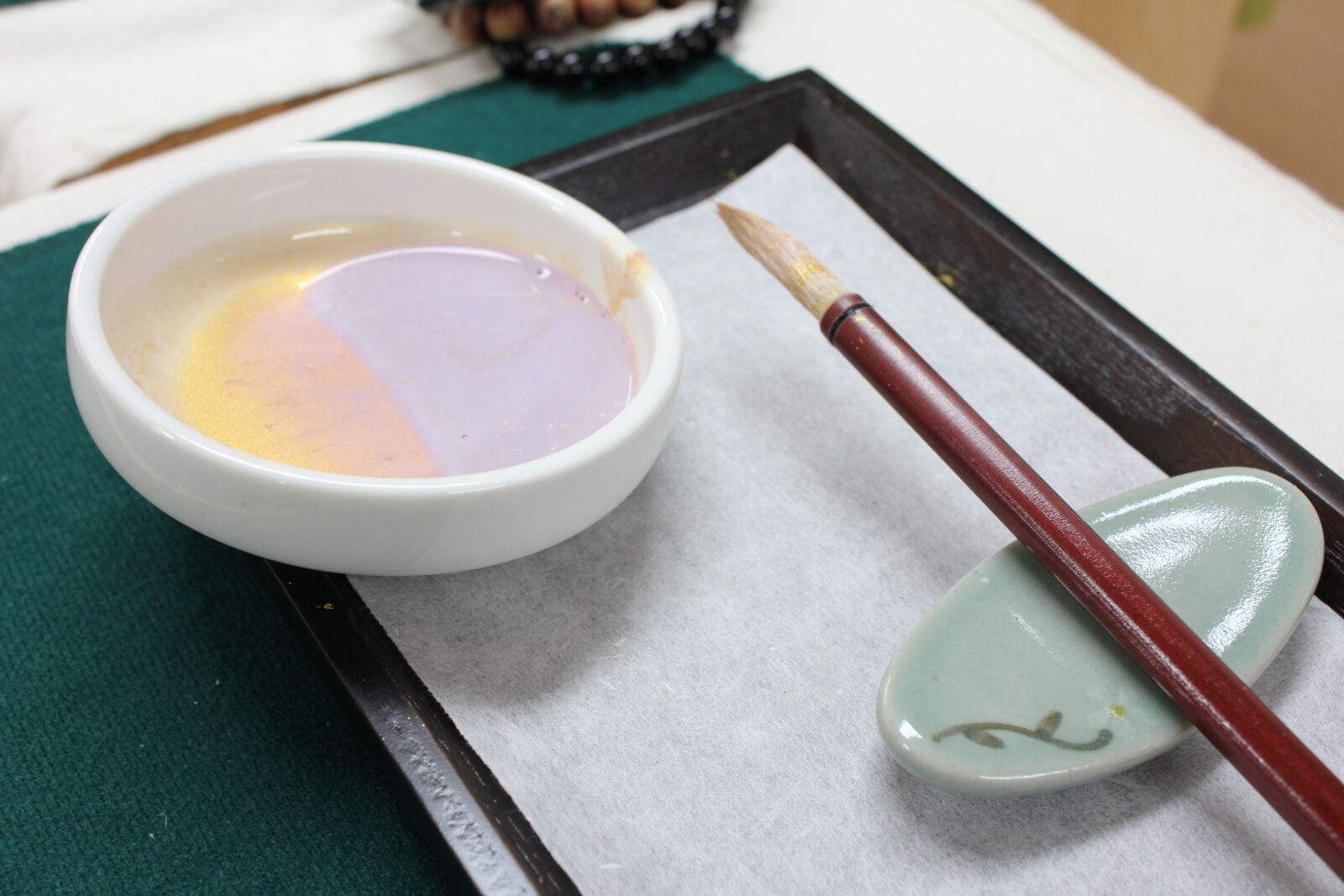 Canon EOS 550D (EOS Rebel T2i / EOS Kiss X4) sample photo. Brush, traditional, gold photography