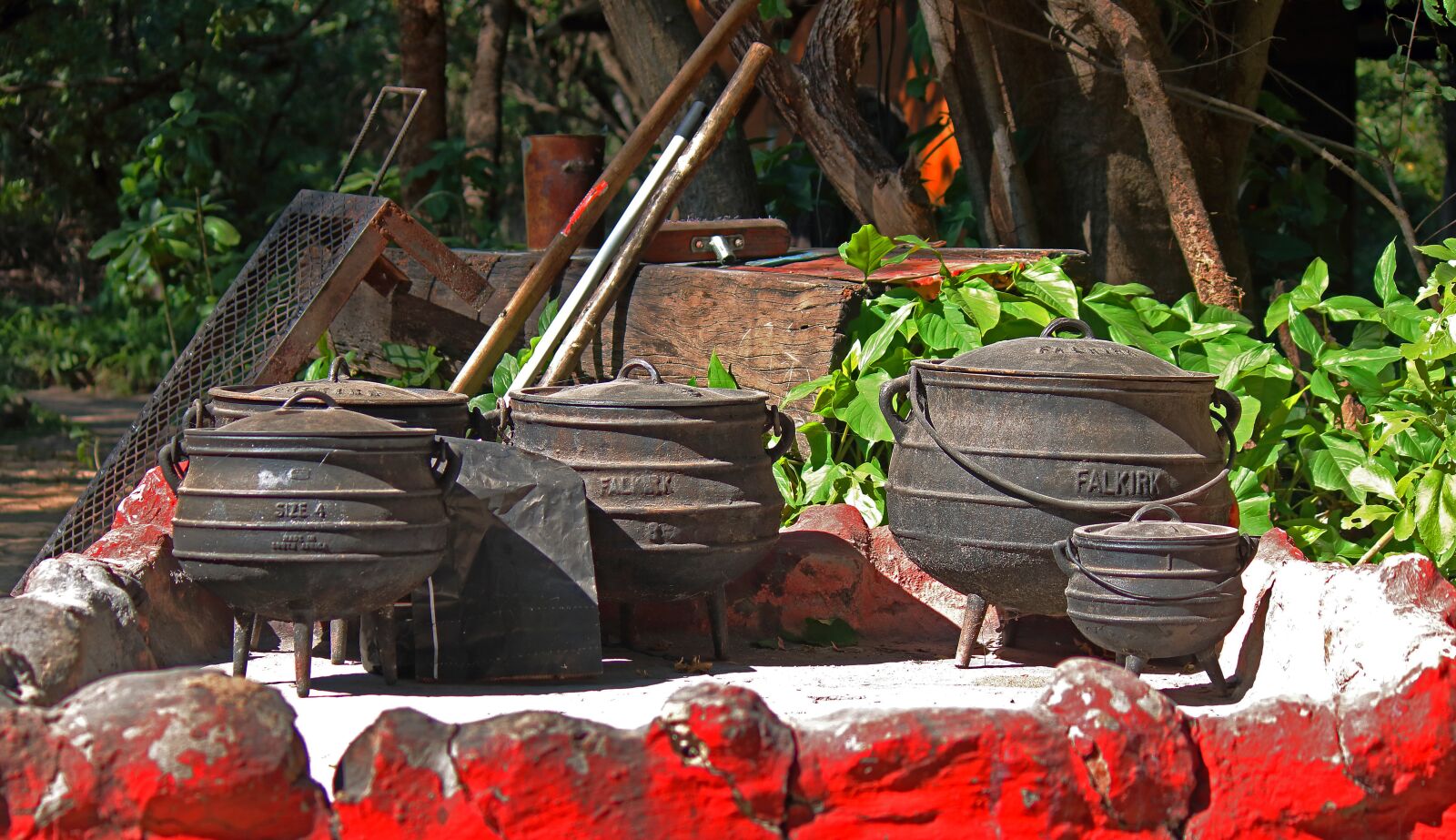 Canon EOS 760D (EOS Rebel T6s / EOS 8000D) + Canon EF-S 55-250mm F4-5.6 IS sample photo. Iron cooking pots, pots photography