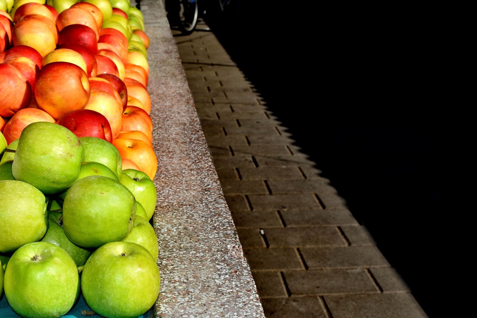 Nikon D5500 sample photo. Apples, colorful, market, diet photography