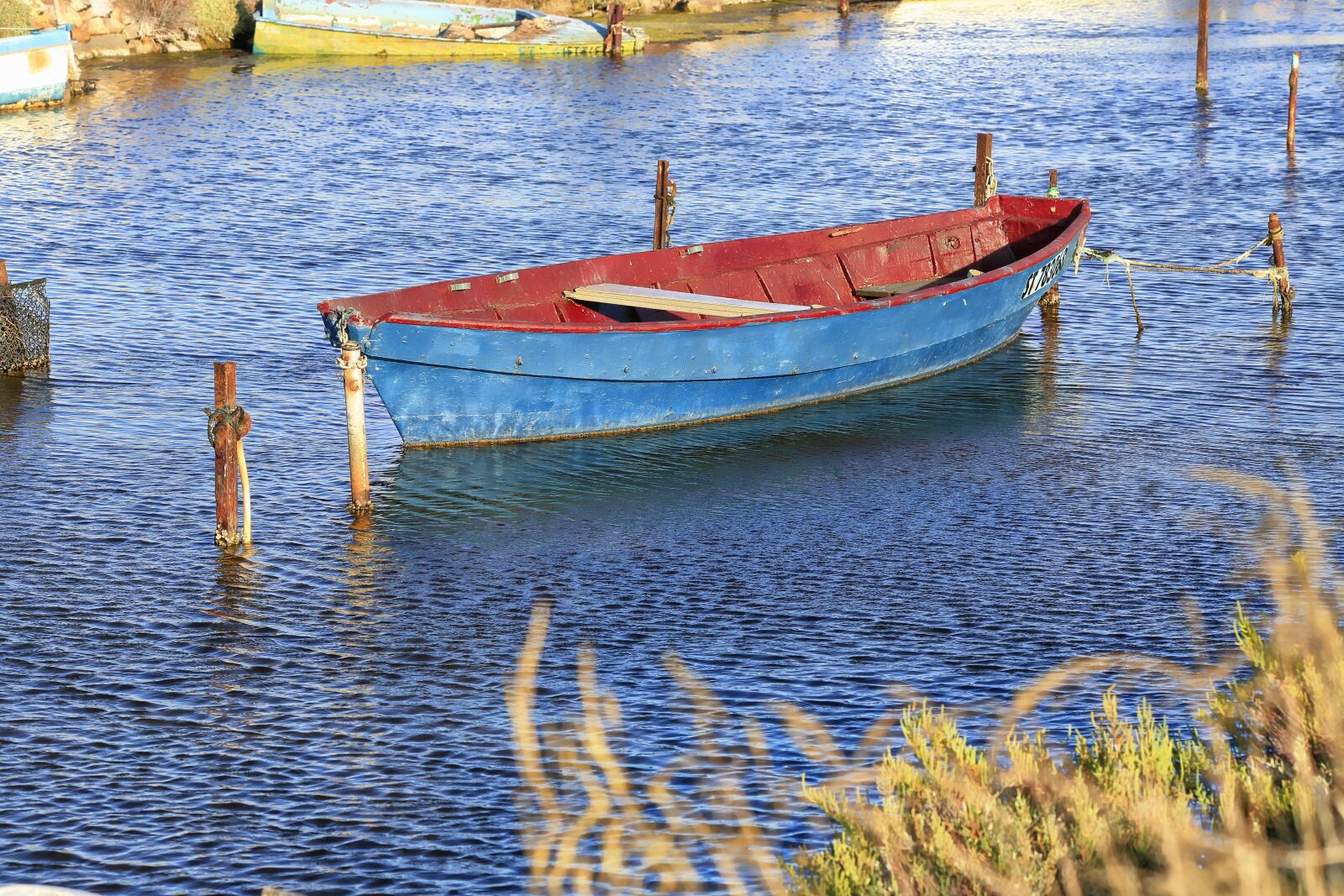Лодка лове. Средиземноморская Рыбацкая лодка. Рыбак на деревянной лодке. Средиземноморье рыбацкие лодки вода. Шитик лодка.