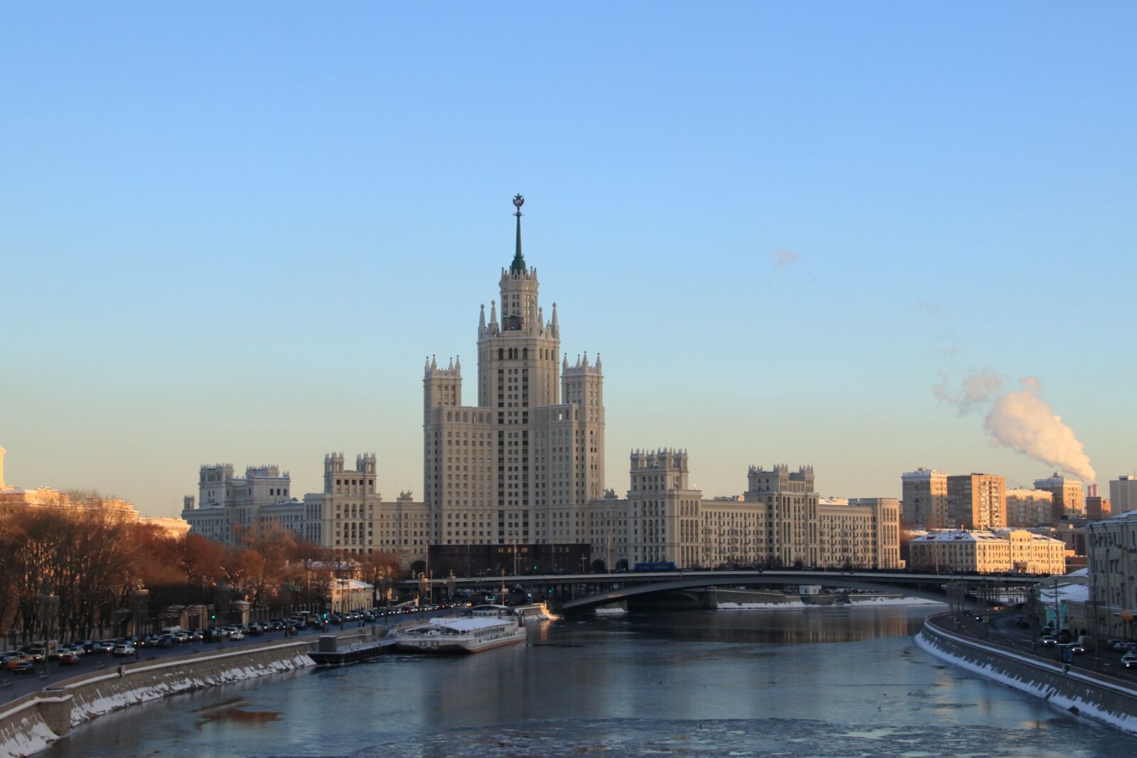 Canon EOS 77D (EOS 9000D / EOS 770D) sample photo. Moscow, sunset, river photography