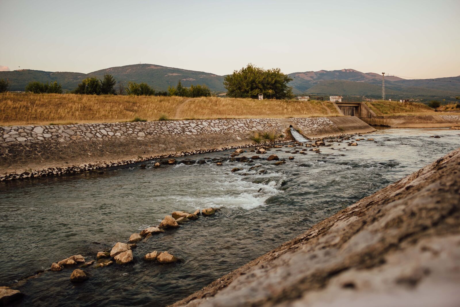 Canon EF-S 18-55mm F3.5-5.6 IS sample photo. Riverbed, riverbank, dam, tide photography