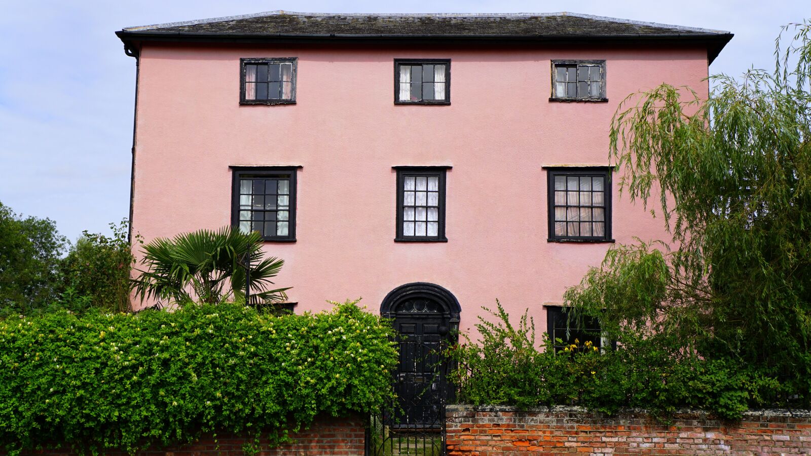 Sony a6000 + Sony E 18-55mm F3.5-5.6 OSS sample photo. House, pink, home photography