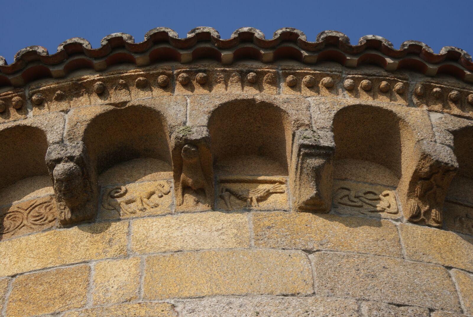 Sony Alpha DSLR-A300 sample photo. Romanesque, church, consoles photography