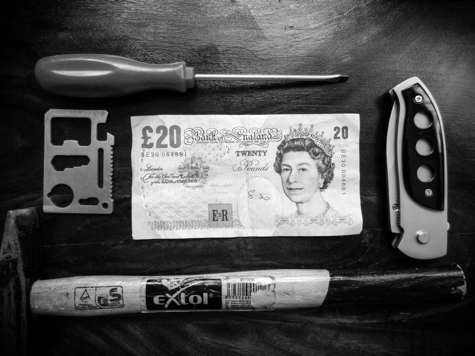 Panasonic DMC-FZ72 sample photo. Money, knife, tool photography