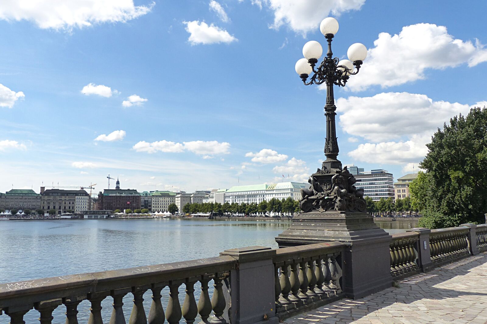 Panasonic Lumix DMC-FZ200 sample photo. Hamburg, big city, binnenalster photography
