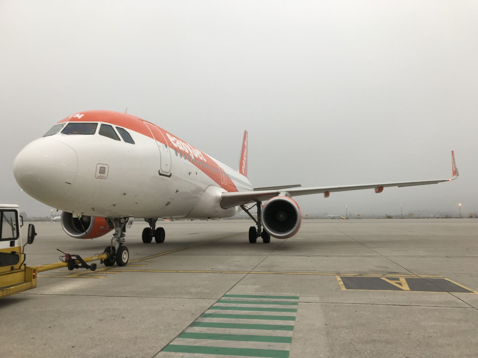 iPhone 7 back camera 3.99mm f/1.8 sample photo. Airport, aircraft, porto photography