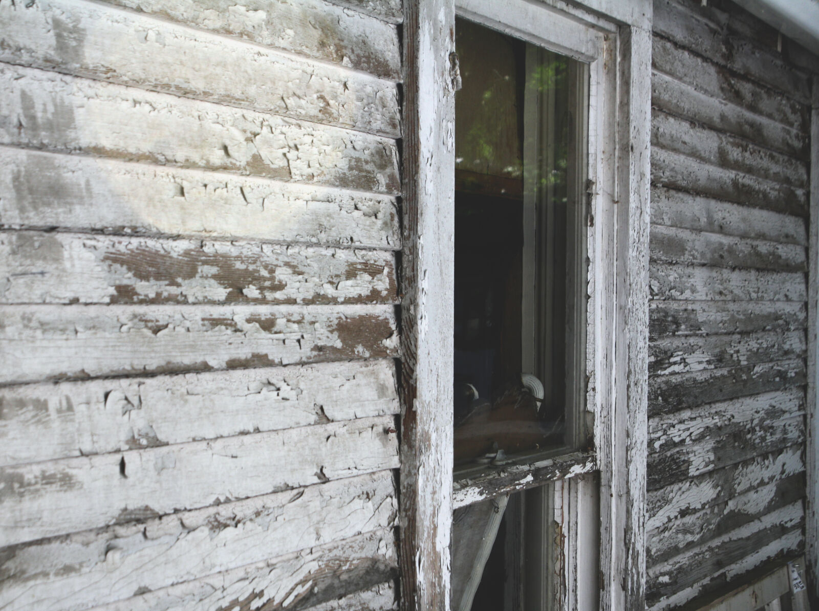 Canon EOS 1000D (EOS Digital Rebel XS / EOS Kiss F) sample photo. Farm, house, old, window photography